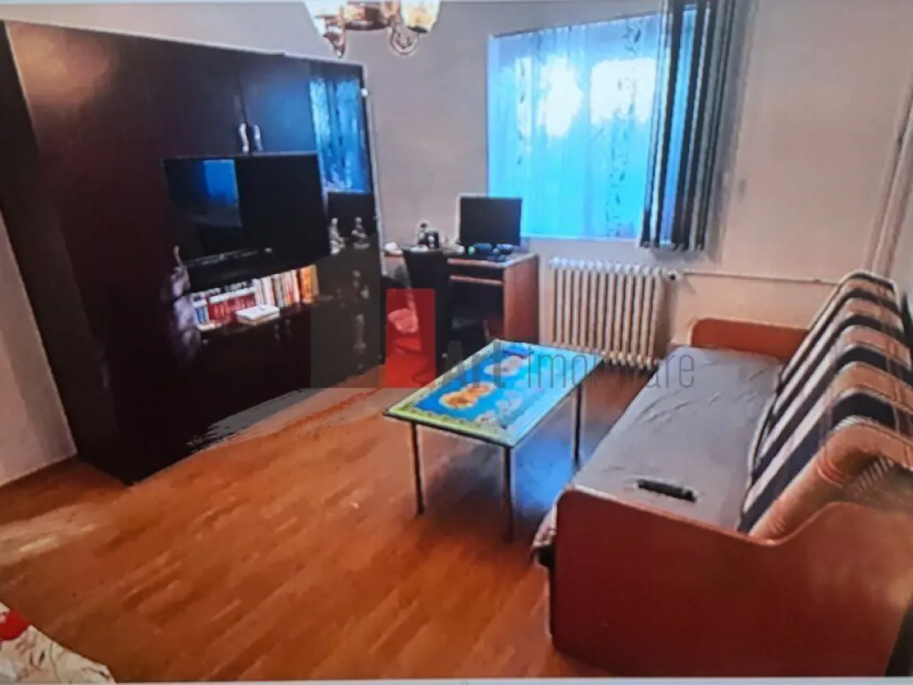 Vânzare apartament 2 camere Bd. Brâncoveanu - Lamotești - Vă prezint spre vânzare un apartament de 2 camere, semidecomandat. 
Situat la parter înalt/4, aproape de Bd. Brâncoveanu, este pretabil atât ca spațiu de locuit, cât și pentru cabinet. Este ideal pentru persoanele în vârstă, sau care nu mai pot urca scările. În fața apartamentului este spațiu verde, amenajat.
Geamurile sunt din termopan, iar ușa de la intrare este metalică. Baia are aerisire proprie, prin geam. Bucătăria a fost extinsă, prin includerea logiei, iar modificarea apare în cadastru.
Apartamentul necesită investiții.

Imobilul nu este izolat și nu este încadrat în nici o clasă de risc sau de urgență.
Se acceptă credit.
Toate actele sunt pregătite.

În zonă sunt Grădinița Floarea Albastră, Școala 99, Ștrandul Summer Park. Locația este la aproximativ 20 minute de mers cu mijloacele de transport de stația de metrou Constantin Brâncoveanu. În apropiere sunt numeroase magazine, Lidl, Kaufland, Grand Arena.
STB: 116, 141, 216.

Pentru mai multe detalii și programarea unei vizionări, vă stau cu drag la dispoziție!