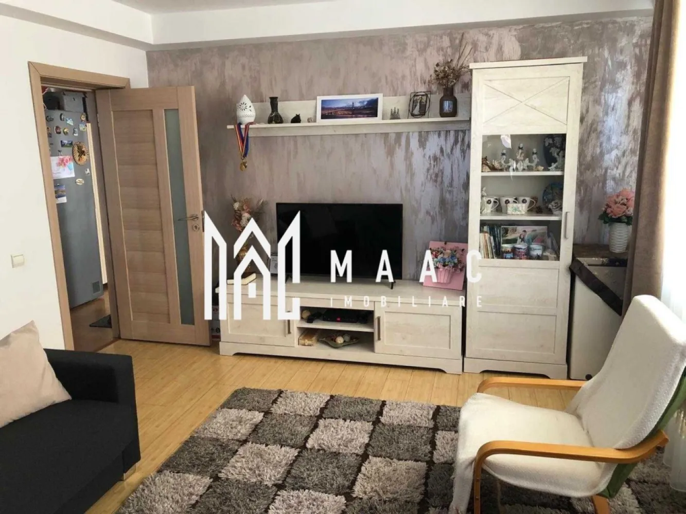 Apartament 3 camere | Etaj 1 | 64 mpu | Turnisor - MAAC Imobiliare vă propune spre vânzare un apartament decomandat cu 3 camere, situat în cartierul Turnișor, pe strada Calea Turnișorului, Sibiu. Detalii proprietate: Suprafață utilă: 64 mp Compartimentare: Living: 18,54 mp Dormitor 1: 11,28 mp Dormitor 2: 10,90 mp Bucătărie: 10,23 mp Hol: 10,23 mp Baie: 4,58 mp Dressing: 1,80 mp Cămară: 1 mp Balcon: Aproximativ 3-3,2 mp Etaj: 1 din 3 An construcție: 2006 Dotări și facilități: Încălzire: Sistem de încălzire cu calorifere și centrală pe gaz Instalație electrică: Cupru Internet: Prin fibră optică Mobilă de bucătărie: Făcută la comandă, cu o vechime de maximum 2 ani Izolație suplimentară: Dormitoarele și livingul au izolație cu polistiren extrudat sub parchet Posibilitate parcare: Apartamentul nu are loc de parcare inclus, dar există posibilitatea de a închiria unul de la un vecin Stare și utilități: Apartamentul se vinde parțial mobilat și utilat, cu posibilitatea de a fi vândut complet mobilat și utilat, la cerere. Pentru mai multe detalii precizati telefonic ca ati vazut anuntul cu ID: CP2161664 }}