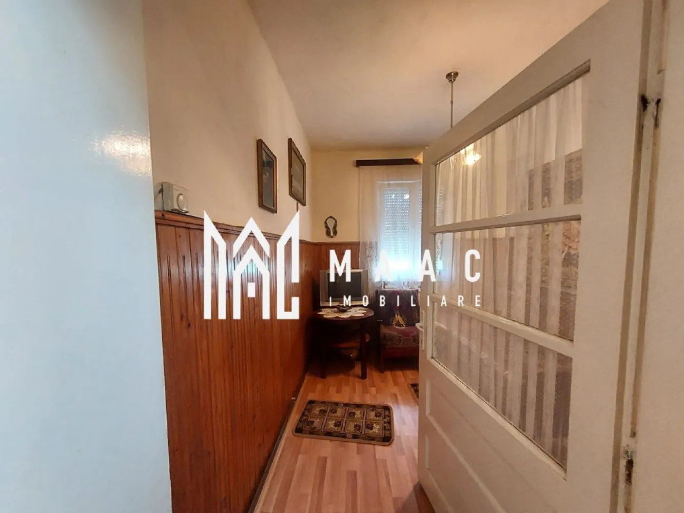 Casa 3 Camere | 67 MPU | 507 Teren | Calea Poplacii - MAAC Imobiliare vă propune spre vânzare o casă situată într-una dintre cele mai apreciate și liniștite zone rezidențiale din Sibiu, Valea Aurie. Această proprietate este ideală pentru cei care doresc să creeze o locuință unică, adaptată nevoilor proprii, într-un mediu verde și relaxant. Caracteristici Principale: Suprafață utilă: 67 mp, oferind spațiu suficient pentru o locuință confortabilă Teren: 507 mp, perfect pentru extindere, amenajarea unei grădini, terase sau spații recreative Compartimentare: 3 camere, ideale pentru familie sau spațiu personalizat Stare: Necesită renovare, oferind libertatea de a amenaja și decora casa conform preferințelor Posibilitate de mansardare: Oportunitate excelentă de extindere a spațiului util Avantaje: Situată în Valea Aurie, aproape de parcuri, școli, magazine, restaurante și alte facilități urbane Curte Spațioasă: Ideală pentru momente de relaxare, petreceri în aer liber sau proiecte de grădinărit Spațiul oferă flexibilitate pentru reamenajare și extindere, Această casă este o oportunitate rară pentru cei care caută o proprietate cu potențial mare de dezvoltare, într-o zonă rezidențială bine cotată. Pentru mai multe detalii, fotografii suplimentare sau programarea unei vizionări, vă invităm să ne contactați specificând ID: CP2148158. }}