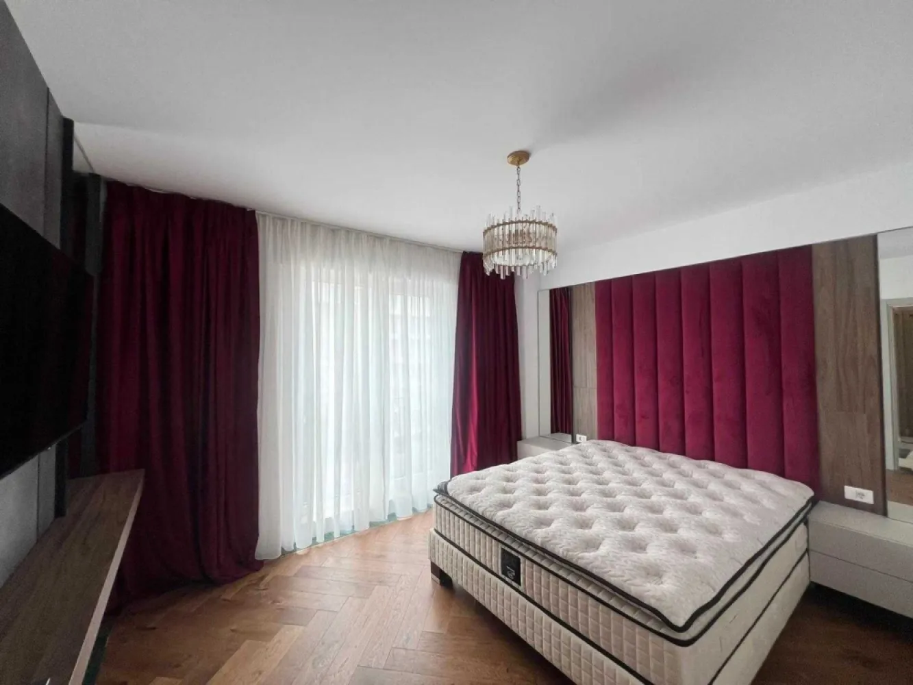 Ap 2 cam 71mp Et 4/5 Centru Vedere Panoramica Oras, Parcare inclusa. - Apartament 2 Camere - Centru - Vedere Panoramica asupra Orasului Iasi, Parcare inclusa. 

Mobilier si electrocasnice noi. 

Finisaje premium: marmura, parchet triplu Stratificat.
Incalzire prin pardoseala TECE & aer conditionat Daikin.

Zona linisita la 5 min de Palas Mall. 

Complexul este nou, dispune de lift, etaj 4/5, bloc mic, an constructie bloc 2022.