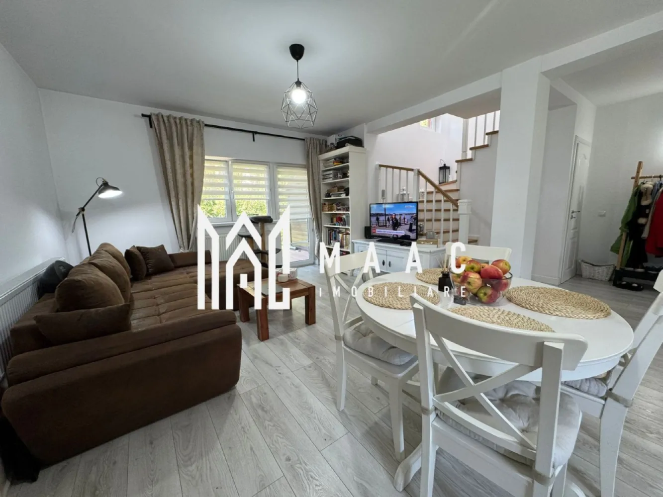 Casa individuala | Teren | Zona Sura Mare - MAAC Imobiliare propune spre vanzare o casa de tip duplex situata intr-un cartier rezidential in Sura Mare.. Suprafata totala teren: 265 mp, teren liber 215 mp. Regimul de inaltime al casei este P+M, avand urmatoarea compartimentare: La parter regasim bucataria de tip open space, baie de serviciu complet mobilata si utilata,spatiu de depozitare inchis de tip dressing si living spatios cu acces spre curtea interioara a casei. La etaj gasim doua dormitoare matrimoniale spatioase, dotate cu balcon individual, precum si o baie complet mobilata si utilata. Ambele bai au geam de aerisire, iar una are in dotare cabina de dus si cealtalta are cada. Casa dispune de o gradina spatioasa de 215mp, caropt masina precum si spatiu de depozitare extern. Pentru mai multe detalii precizati telefonic ca ati vazut anuntul cu ID : CP2137299 }}