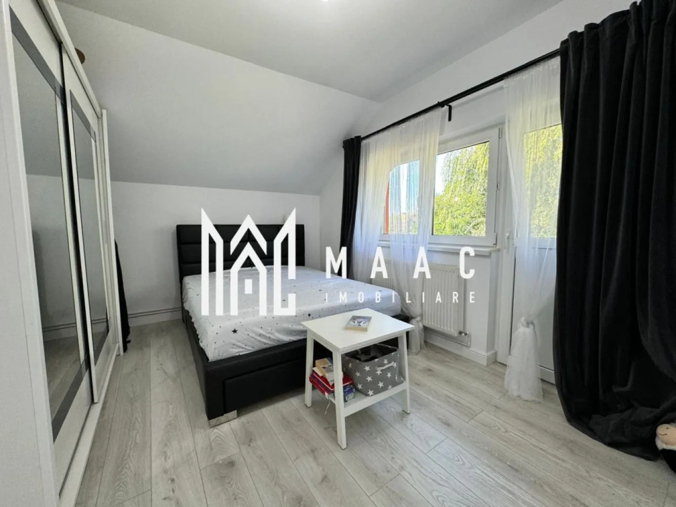 Casa individuala | Teren | Zona Sura Mare - MAAC Imobiliare propune spre vanzare o casa de tip duplex situata intr-un cartier rezidential in Sura Mare.. Suprafata totala teren: 265 mp, teren liber 215 mp. Regimul de inaltime al casei este P+M, avand urmatoarea compartimentare: La parter regasim bucataria de tip open space, baie de serviciu complet mobilata si utilata,spatiu de depozitare inchis de tip dressing si living spatios cu acces spre curtea interioara a casei. La etaj gasim doua dormitoare matrimoniale spatioase, dotate cu balcon individual, precum si o baie complet mobilata si utilata. Ambele bai au geam de aerisire, iar una are in dotare cabina de dus si cealtalta are cada. Casa dispune de o gradina spatioasa de 215mp, caropt masina precum si spatiu de depozitare extern. Pentru mai multe detalii precizati telefonic ca ati vazut anuntul cu ID : CP2137299 }}