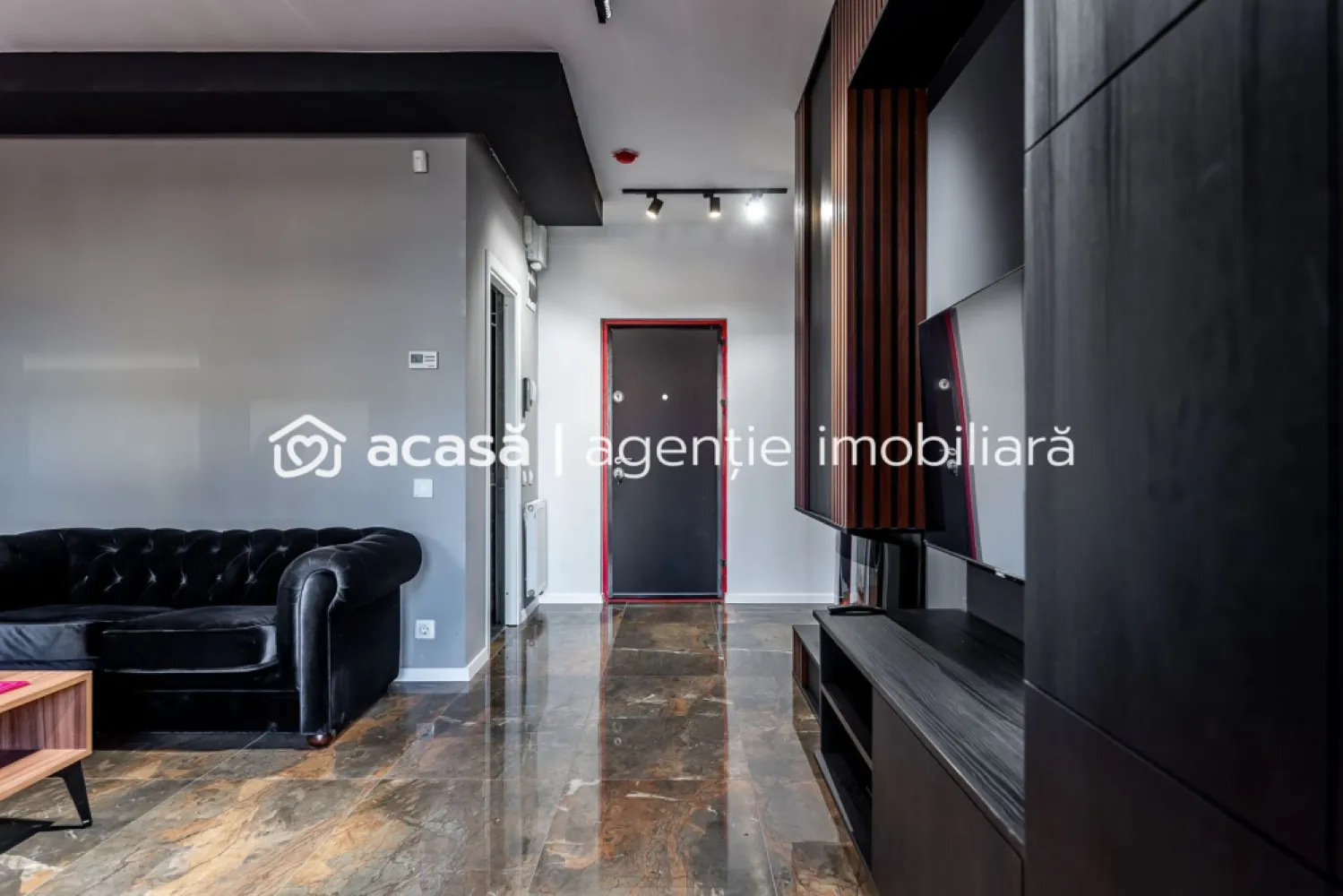 Oportunitate premium | zonă de top Arad | finisaje de excepție - Vă prezentăm spre vânzare o proprietate deosebită, situată în Micălaca, concepută pentru cei care pun preț pe calitate, spațiu și confort.
Cu un preț corect poziționat la 124.500 €, acest imobil reprezintă una dintre cele mai bune investiții din zona 300 în acest moment.

Puncte forte care fac diferența:
Configurație: 2 camere | living+bucătărie open space+dormitor+baie
Confort termic: centrală proprie pe gaz / bloc nou, izolatat termic / facturi optimizate și confort maxim.
Finisaje: materiale premium, atent alese (gresie porțelanată, parchet trafic intens, tâmplărie de calitate).
Dotări: se vinde mobilat și utilat / aer condiționat 
Localizare: aproape de Malul Mureșului pe o stradă liniștită, ferită de zgomotul traficului intens.

De ce să alegi această proprietate?
Gata de mutat: nu necesită investiții suplimentare.
Eficiență: compartimentare inteligentă care maximizează fiecare metru pătrat.
Valoare stabilă: poziționarea într-o zonă căutată garantează aprecierea investiției în timp.

📞 Contactează-mă acum pentru detalii: 07225252639
Sebastian Nica – Consultantul tău imobiliar în Arad

Nu dispui de toată suma? Te ajutăm noi gratuit! Îți obținem oferte de la 16 bănci.
Ai o proprietate de vânzare în Arad și vrei să știi cât valorează cu adevărat?
Sună-mă pentru o evaluare gratuită, fără obligații.

Birou: ACASĂ | Agenție imobiliară Arad
Bulevardul Decebal 2, Arad 310133
