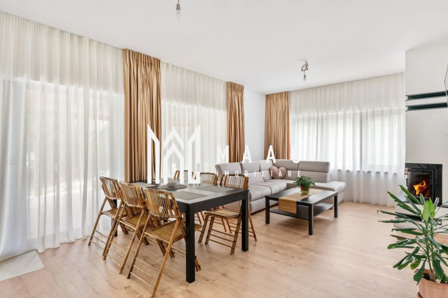 Casa 5 camere | Moderna | Teren 1036 MP | Tocile - MAAC Imobiliare vă propune spre vânzare o casă spațioasă cu 5 camere în satul pitoresc Tocile, la doar câțiva kilometri de Sibiu. Casa este compartimentată pe trei niveluri: Subsol: 3 încăperi și cameră tehnică. Parter: Living luminos cu acces la o terasă de 23 mp, birou, dormitor, baie și spălătorie. Mansardă: 3 dormitoare, două dintre ele cu acces la un balcon de 11 mp, iar cel de-al treilea dotat cu dressing și baie proprie. Izolație termică cu vată bazaltică pentru eficiență energetică. Încălzire în pardoseală, pompă de căldură și centrală pe gaz, completate de un șemineu pe lemne pentru un plus de confort. Utilități: Apă, curent, gaz și fosă septică. Proprietatea se vinde complet mobilată și utilată, exact ca în fotografii, oferindu-vă posibilitatea de a vă muta imediat. Tocile este locul perfect pentru cei care își doresc liniștea naturii și peisaje de vis, fără a renunța la accesul facil la facilitățile orașului. Comunitatea locală este liniștită, iar atmosfera satului îți oferă echilibrul ideal între viața tradițională și proximitatea față de Sibiu. Pentru mai multe informații și vizionări, vă rugăm să ne contactați la MAAC Imobiliare și să specificați ID-ul anunțului: CP2135991 }}