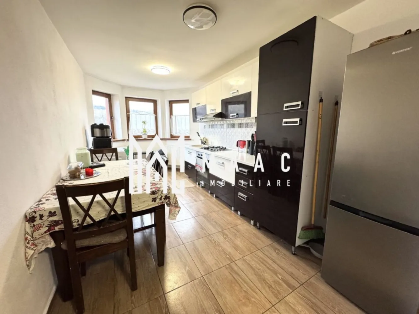 Casa | 4 camere | Curte individuala | Pivnita | Sura Mare - MAAC Imobiliare va prezinta o casă individuala cu 4 camere in Sura Mare.

Caracteristici principale:
Suprafață utilă: 160 mp, oferind spațiu generos pentru nevoile familiei.
Teren privat: 500 mp, potrivit pentru grădinărit.
Camere și sufragerie: 3 camere spațioase, sufragerie primitoare.
Băi functionale: 2 băi dotate cu facilități.
Bucătărie utilată: generoasă, echipată cu electrocasnice.

Detalii Suplimentare:
An construcție: 2015
Sistem de Încălzire: Centrală termică pe lemne.
Utilități: Internet/TV, Apă Curentă, Conductă de Gaz la 50m.
Alte facilități: Grădină privată, terasă acoperită, pivniță și spațiu tehnic.

Pentru mai multe detalii, precizati telefonic ca ati vazut anuntul cu ID CP1968772