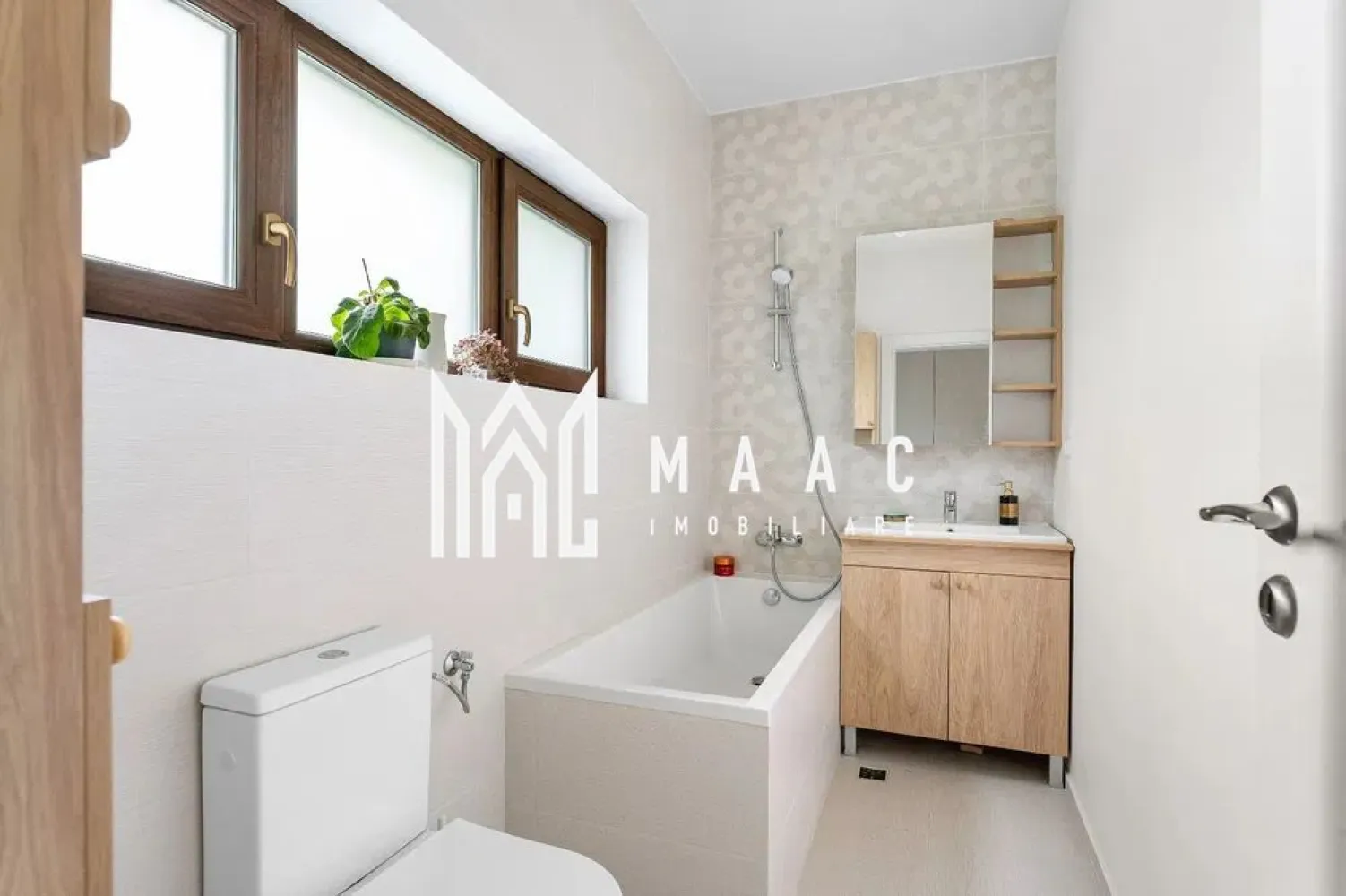 Casa 5 camere | Moderna | Teren 1036 MP | Tocile - MAAC Imobiliare vă propune spre vânzare o casă spațioasă cu 5 camere în satul pitoresc Tocile, la doar câțiva kilometri de Sibiu. Casa este compartimentată pe trei niveluri: Subsol: 3 încăperi și cameră tehnică. Parter: Living luminos cu acces la o terasă de 23 mp, birou, dormitor, baie și spălătorie. Mansardă: 3 dormitoare, două dintre ele cu acces la un balcon de 11 mp, iar cel de-al treilea dotat cu dressing și baie proprie. Izolație termică cu vată bazaltică pentru eficiență energetică. Încălzire în pardoseală, pompă de căldură și centrală pe gaz, completate de un șemineu pe lemne pentru un plus de confort. Utilități: Apă, curent, gaz și fosă septică. Proprietatea se vinde complet mobilată și utilată, exact ca în fotografii, oferindu-vă posibilitatea de a vă muta imediat. Tocile este locul perfect pentru cei care își doresc liniștea naturii și peisaje de vis, fără a renunța la accesul facil la facilitățile orașului. Comunitatea locală este liniștită, iar atmosfera satului îți oferă echilibrul ideal între viața tradițională și proximitatea față de Sibiu. Pentru mai multe informații și vizionări, vă rugăm să ne contactați la MAAC Imobiliare și să specificați ID-ul anunțului: CP2135991 }}