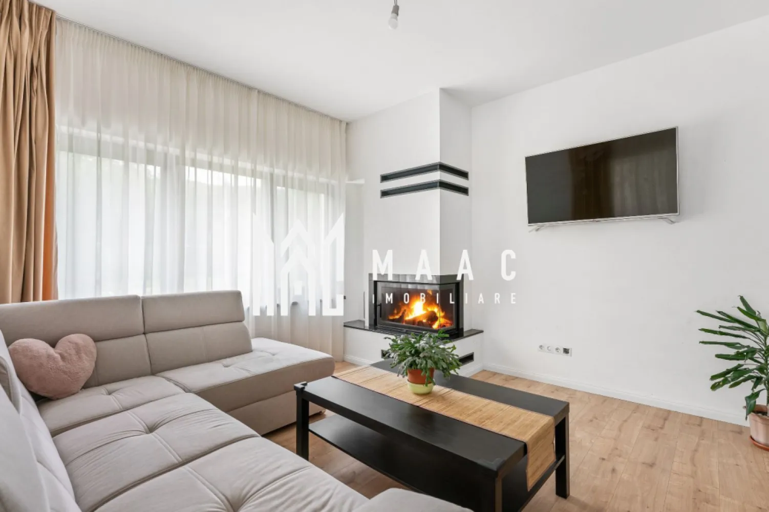 Casa 5 camere | Moderna | Teren 1036 MP | Tocile - MAAC Imobiliare vă propune spre vânzare o casă spațioasă cu 5 camere în satul pitoresc Tocile, la doar câțiva kilometri de Sibiu. Casa este compartimentată pe trei niveluri: Subsol: 3 încăperi și cameră tehnică. Parter: Living luminos cu acces la o terasă de 23 mp, birou, dormitor, baie și spălătorie. Mansardă: 3 dormitoare, două dintre ele cu acces la un balcon de 11 mp, iar cel de-al treilea dotat cu dressing și baie proprie. Izolație termică cu vată bazaltică pentru eficiență energetică. Încălzire în pardoseală, pompă de căldură și centrală pe gaz, completate de un șemineu pe lemne pentru un plus de confort. Utilități: Apă, curent, gaz și fosă septică. Proprietatea se vinde complet mobilată și utilată, exact ca în fotografii, oferindu-vă posibilitatea de a vă muta imediat. Tocile este locul perfect pentru cei care își doresc liniștea naturii și peisaje de vis, fără a renunța la accesul facil la facilitățile orașului. Comunitatea locală este liniștită, iar atmosfera satului îți oferă echilibrul ideal între viața tradițională și proximitatea față de Sibiu. Pentru mai multe informații și vizionări, vă rugăm să ne contactați la MAAC Imobiliare și să specificați ID-ul anunțului: CP2135991 }}