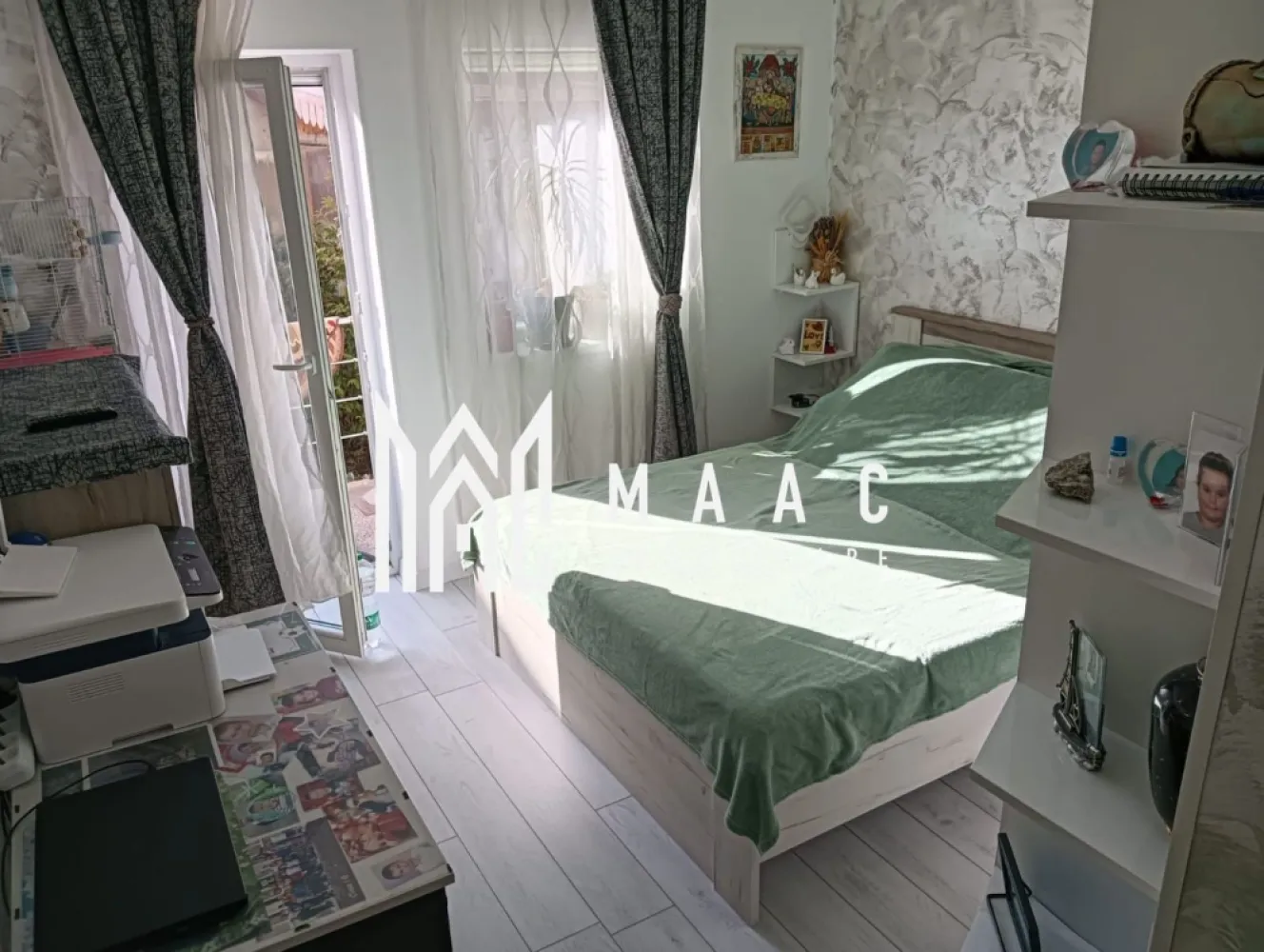 Apartament 3 Camere I Parter I Curte de 85 mp I Zonă Barbeque - Maac Imobiliare vă propune spre vânzare un apartament modern, situat într-un imobil nou (P+1+M), ce oferă toate facilitățile pentru un trai confortabil și elegant. Acest apartament cu 3 camere dispune de o suprafață utilă de 57 mp, o curte privată de 85 mp și o terasă de 5 mp, ideală pentru relaxare. Printre dotările premium se numără: Încălzire în pardoseală pentru un confort sporit; Mobilat și utilat complet, cu finisaje moderne; Geam la baie pentru aerisire naturală; Zonă de barbeque amenajată în curte, perfectă pentru petreceri în aer liber. Locuința este ideală pentru familii sau cupluri care caută un spațiu privat într-un bloc nou, situat într-o zonă liniștită și bine conectată la facilități urbane. Nu rata această ocazie de a locui într-un apartament cu curte proprie, ce îmbină perfect confortul modern cu intimitatea unui spațiu verde generos! Pentru mai multe detalii precizati telefonic ca ati vizionat anuntul cu ID: CP2135753 }}