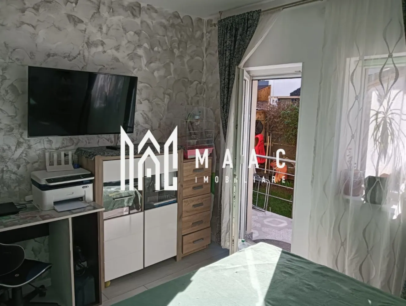 Apartament 3 Camere I Parter I Curte de 85 mp I Zonă Barbeque - Maac Imobiliare vă propune spre vânzare un apartament modern, situat într-un imobil nou (P+1+M), ce oferă toate facilitățile pentru un trai confortabil și elegant. Acest apartament cu 3 camere dispune de o suprafață utilă de 57 mp, o curte privată de 85 mp și o terasă de 5 mp, ideală pentru relaxare. Printre dotările premium se numără: Încălzire în pardoseală pentru un confort sporit; Mobilat și utilat complet, cu finisaje moderne; Geam la baie pentru aerisire naturală; Zonă de barbeque amenajată în curte, perfectă pentru petreceri în aer liber. Locuința este ideală pentru familii sau cupluri care caută un spațiu privat într-un bloc nou, situat într-o zonă liniștită și bine conectată la facilități urbane. Nu rata această ocazie de a locui într-un apartament cu curte proprie, ce îmbină perfect confortul modern cu intimitatea unui spațiu verde generos! Pentru mai multe detalii precizati telefonic ca ati vizionat anuntul cu ID: CP2135753 }}