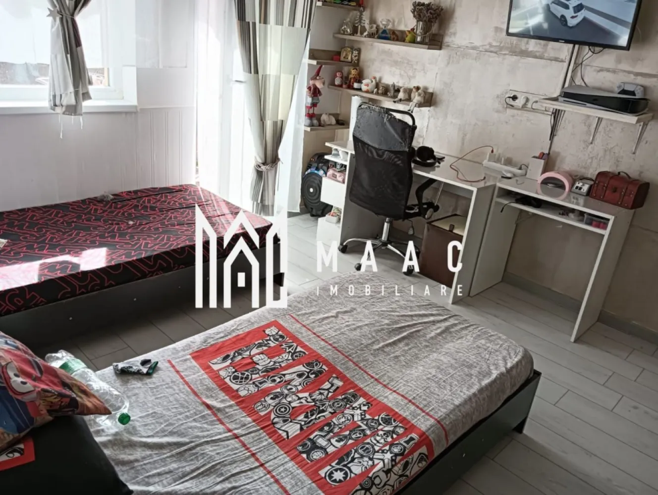 Apartament 3 Camere I Parter I Curte de 85 mp I Zonă Barbeque - Maac Imobiliare vă propune spre vânzare un apartament modern, situat într-un imobil nou (P+1+M), ce oferă toate facilitățile pentru un trai confortabil și elegant. Acest apartament cu 3 camere dispune de o suprafață utilă de 57 mp, o curte privată de 85 mp și o terasă de 5 mp, ideală pentru relaxare. Printre dotările premium se numără: Încălzire în pardoseală pentru un confort sporit; Mobilat și utilat complet, cu finisaje moderne; Geam la baie pentru aerisire naturală; Zonă de barbeque amenajată în curte, perfectă pentru petreceri în aer liber. Locuința este ideală pentru familii sau cupluri care caută un spațiu privat într-un bloc nou, situat într-o zonă liniștită și bine conectată la facilități urbane. Nu rata această ocazie de a locui într-un apartament cu curte proprie, ce îmbină perfect confortul modern cu intimitatea unui spațiu verde generos! Pentru mai multe detalii precizati telefonic ca ati vizionat anuntul cu ID: CP2135753 }}