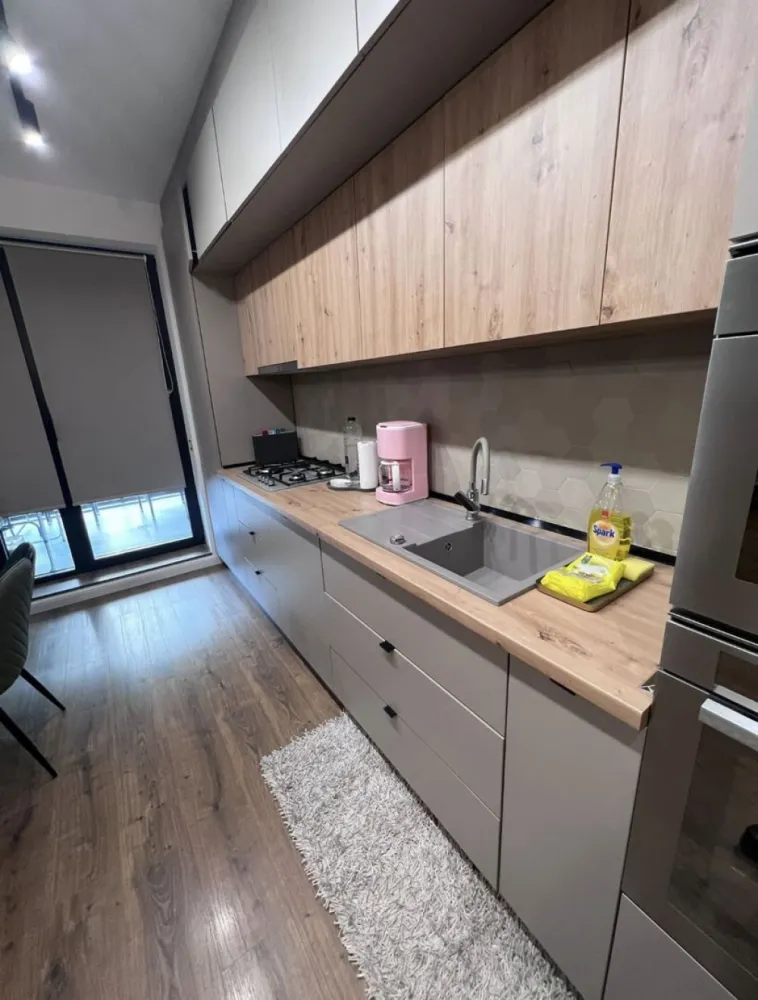Tomis Park 2 cam terasa 108m mobilat utilat - Agenția imobiliara BRASADAS vinde apartament in Complexul Tomis Park ( vis a vis de euromaterna) mobilat utilat de calitate ( Rovere ) , centrala pe gaz Bosch cu garantie 5 ani, etaj 1 din 8, doua lifturi, terasa in proprietate.
Se accepta anumite schimburi cu vila in oras sau palazu ori apartament cu 3 camere.
Loc de parcare subteran 50 euro chirie ( sau de vanzare 14000 euro.
Pentru mai multe oferte accesați www.brasadas.com.