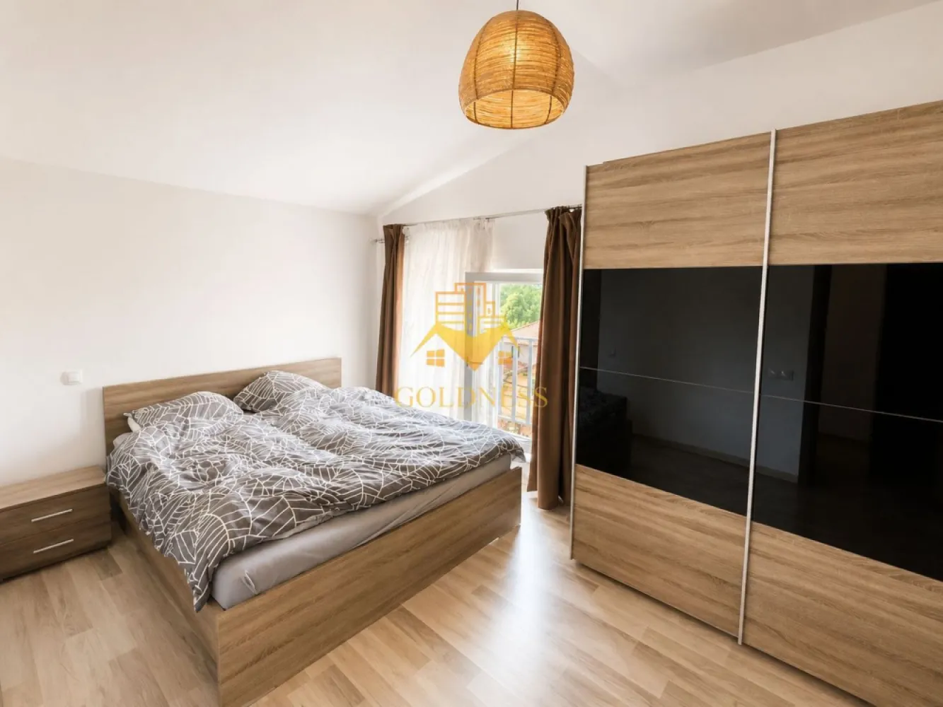 3 Camere Openspace, Zorilor, UMF, UTCN, Parcare, Pasteur, USAMV, Sigma - GOLDNESS Imobiliare vă propune spre închiriere un apartament cu 3 camere complet mobilat și utilat, la etajul 2 într-un imobil de 2 etaje, în Cartierul Zorilor!
2 locuri de parcare !
Se află în apropierea stațiilor de transport în comun, magazine, restaurante, spații verzi, farmacii, etc. 

Apartamentul este compartimentat astfel:
 - dormitor cu pat matrimonial, dressing, noptiere, TV
 - dormitor cu pat matrimonial, dressing, noptiere, Tv, birou
 - living cu bucatarie open space complet utilată și mobilată, canapea extensibilă, loc de servit masa, AC
 - baie cu cabina de dus, calorifer port prosop și dulap pentru depozitare.
 -baie cu cada, calorifer port prosop.

Imobilul este dotat cu toate cele necesare- centrală proprie, frigider, aragaz, hotă, mașină de spălat haine, etc. 

Dacă sunteți interesați de acest apartament și doriți să îl vizionați, dar și pentru alte oferte nu ezitați să ne contactați telefonic sau prin e-mail. Vă stăm la dispoziție!
Pentru intermediere se percepe un comision de 50% din prețul chiriei!