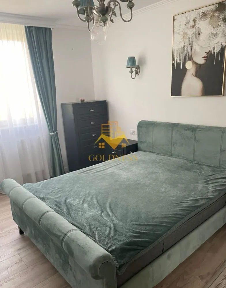 2 camere SemiCentral, UBB, Horea, Prima închiriere, Cetățuia, Crișan - GOLDNESS Imobiliare vă propune spre închiriere un apartament cu 2 camere complet mobilat și utilat, la etajul 3 într-un imobil de 3 etaje, SemiCentral.
Dispune de loc de parcare cu garaj exterior.
Se află în apropierea stațiilor de transport în comun, magazine, restaurante, spații verzi, farmacii, etc. 

Apartamentul este compartimentat astfel:
 - dormitor cu pat matrimonial, dressing, noptiere
 - living cu canapea extensibilă 
 - bucătărie complet utilată și mobilată, loc de servit masa 
 - baie cu cabina de dus, calorifer port prosop și dulap pentru depozitare.
 - balcon de 5 mp.

Imobilul este dotat cu toate cele necesare- centrală proprie, frigider, aragaz, hotă, mașină de spălat haine, etc. 

Dacă sunteți interesați de acest apartament și doriți să îl vizionați, dar și pentru alte oferte nu ezitați să ne contactați telefonic sau prin e-mail. Vă stăm la dispoziție!
Pentru intermediere se percepe un comision de 50% din prețul chiriei!