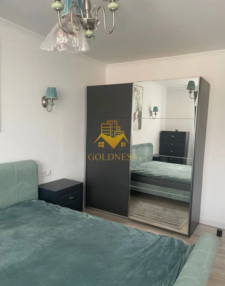 2 camere SemiCentral, UBB, Horea, Prima închiriere, Cetățuia, Crișan - GOLDNESS Imobiliare vă propune spre închiriere un apartament cu 2 camere complet mobilat și utilat, la etajul 3 într-un imobil de 3 etaje, SemiCentral.
Dispune de loc de parcare cu garaj exterior.
Se află în apropierea stațiilor de transport în comun, magazine, restaurante, spații verzi, farmacii, etc. 

Apartamentul este compartimentat astfel:
 - dormitor cu pat matrimonial, dressing, noptiere
 - living cu canapea extensibilă 
 - bucătărie complet utilată și mobilată, loc de servit masa 
 - baie cu cabina de dus, calorifer port prosop și dulap pentru depozitare.
 - balcon de 5 mp.

Imobilul este dotat cu toate cele necesare- centrală proprie, frigider, aragaz, hotă, mașină de spălat haine, etc. 

Dacă sunteți interesați de acest apartament și doriți să îl vizionați, dar și pentru alte oferte nu ezitați să ne contactați telefonic sau prin e-mail. Vă stăm la dispoziție!
Pentru intermediere se percepe un comision de 50% din prețul chiriei!
