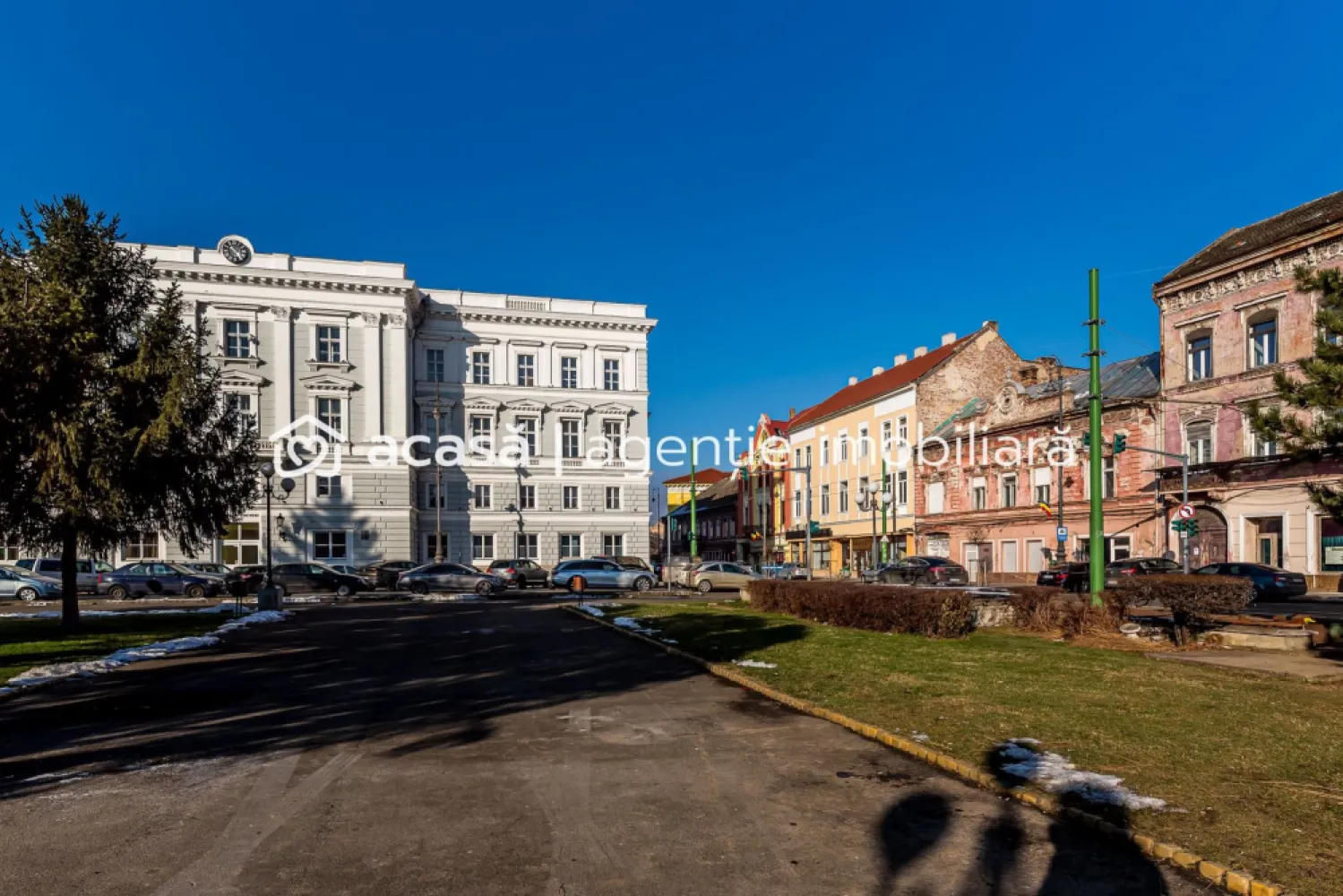 Clădire ultracentrală în Arad – activ imobiliar cu potențial ridicat - Oportunitate rară de achiziție a unei clădiri ultracentrale, situată lângă Teatrul de Stat din Arad, într-o zonă cu cerere constantă pentru spații comerciale, birouri și rezidențial premium.
Această proprietate se adresează cumpărătorilor care înțeleg valoarea poziției, dimensiunii și flexibilității într-o zonă consacrată.

Date-cheie investiționale:
Clădirea NU este încadrată în categoria de monumente istorice!
Necesită renovare completă, oferind libertatea de a crea un proiect reprezentativ, adaptat viziunii și standardelor actuale.
Teren 1.418 mp
Spații comerciale la parter (vizibilitate excelentă)
Acces auto în curtea interioară
Structură ce permite recompartimentare
Posibilitate dezvoltare birouri / apartamente / regim mixt

Opțiune strategică de extindere: posibilitate de achiziție a unei parcele alipite de 439 mp, cu acces separat din strada Unirii, crește semnificativ valoarea și flexibilitatea proiectului

Ideal pentru:
proiect rezidențial premium
hub de birouri
spații comerciale + rezidențial
reconversie turistică / medicală / educațională

Preț: 720.000 € | COMISION 0%

Pentru detalii și vizionare:
Sebastian Nica – 0722 252 639

Nu dispui de toată suma? Te ajutăm noi gratuit! Îți obținem oferte de la 16 bănci.

Ai o proprietate de vânzare în Arad și vrei să știi cât valorează cu adevărat?
Sună-mă pentru o evaluare gratuită, fără obligații.

Birou: ACASĂ | Agenție imobiliară Arad
Bulevardul Decebal 2, Arad 310133