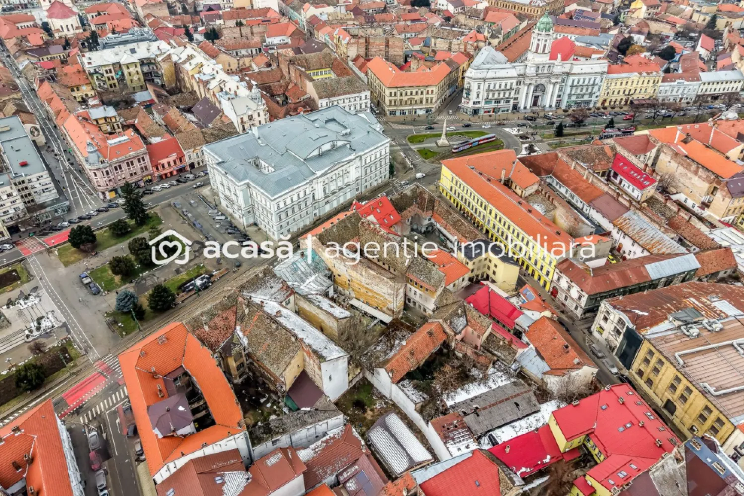 Clădire ultracentrală în Arad – activ imobiliar cu potențial ridicat - Oportunitate rară de achiziție a unei clădiri ultracentrale, situată lângă Teatrul de Stat din Arad, într-o zonă cu cerere constantă pentru spații comerciale, birouri și rezidențial premium.
Această proprietate se adresează cumpărătorilor care înțeleg valoarea poziției, dimensiunii și flexibilității într-o zonă consacrată.

Date-cheie investiționale:
Clădirea NU este încadrată în categoria de monumente istorice!
Necesită renovare completă, oferind libertatea de a crea un proiect reprezentativ, adaptat viziunii și standardelor actuale.
Teren 1.418 mp
Spații comerciale la parter (vizibilitate excelentă)
Acces auto în curtea interioară
Structură ce permite recompartimentare
Posibilitate dezvoltare birouri / apartamente / regim mixt

Opțiune strategică de extindere: posibilitate de achiziție a unei parcele alipite de 439 mp, cu acces separat din strada Unirii, crește semnificativ valoarea și flexibilitatea proiectului

Ideal pentru:
proiect rezidențial premium
hub de birouri
spații comerciale + rezidențial
reconversie turistică / medicală / educațională

Preț: 720.000 € | COMISION 0%

Pentru detalii și vizionare:
Sebastian Nica – 0722 252 639

Nu dispui de toată suma? Te ajutăm noi gratuit! Îți obținem oferte de la 16 bănci.

Ai o proprietate de vânzare în Arad și vrei să știi cât valorează cu adevărat?
Sună-mă pentru o evaluare gratuită, fără obligații.

Birou: ACASĂ | Agenție imobiliară Arad
Bulevardul Decebal 2, Arad 310133