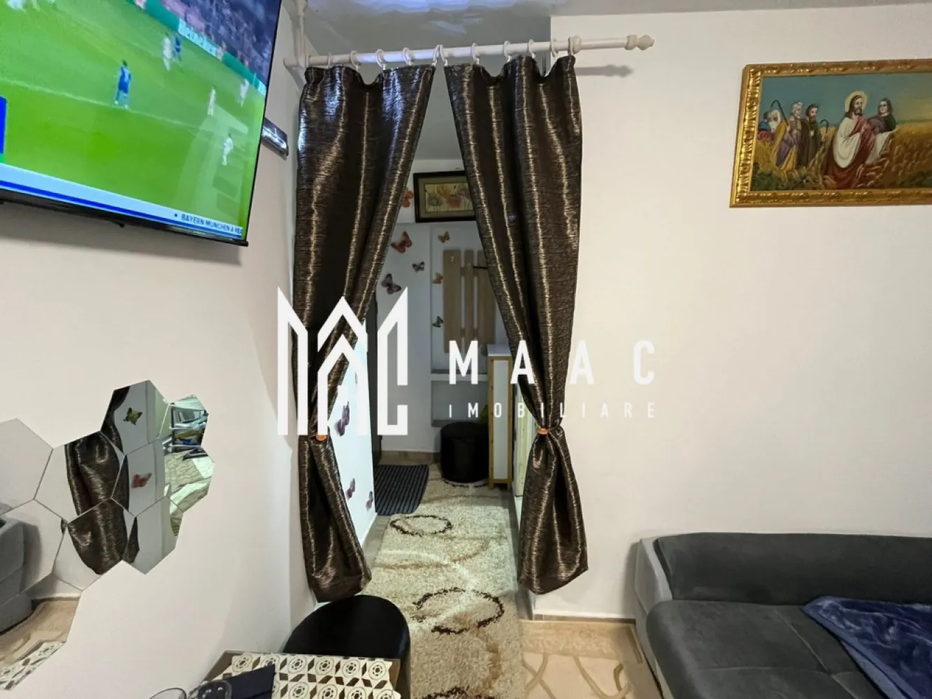 Garsoniera | Demisol | 26,33 MP | Zona Hipodrom 3 - MAAC Imobiliare vă propune spre vânzare o garsonieră situată într-o zonă liniștită și accesibilă - Hipodrom 3, lângă magazinul Supeco. Această proprietate este ideală pentru cei care caută confort și accesibilitate. Caracteristici Principale Suprafață Totală Utilă: 26,33 mp Localizare: Hipodrom 3, lângă magazinul Supeco Tipul Proprietății: Garsonieră Încălzire: Electrică (fără gaz) Avantaje și Beneficii: Localizare Excelentă: Aproape de mijloacele de transport în comun, facilități comerciale (magazinul Supeco), școli și zone verzi. Nu necesită investiții suplimentare: Se vinde la cheie, gata pentru mutare. Confort și Funcționalitate: Spațiul este bine compartimentat și optimizat pentru a oferi maximum de confort. Încălzire Electrică: Sistem de încălzire modern și eficient, eliminând necesitatea gazului. Siguranță și Liniște: Zona este recunoscută pentru siguranța sa și atmosfera liniștită, ideală pentru locuit. Pentru mai multe detalii precizati telefonic ca ati vazut anuntul cu ID: CP2124184 }}