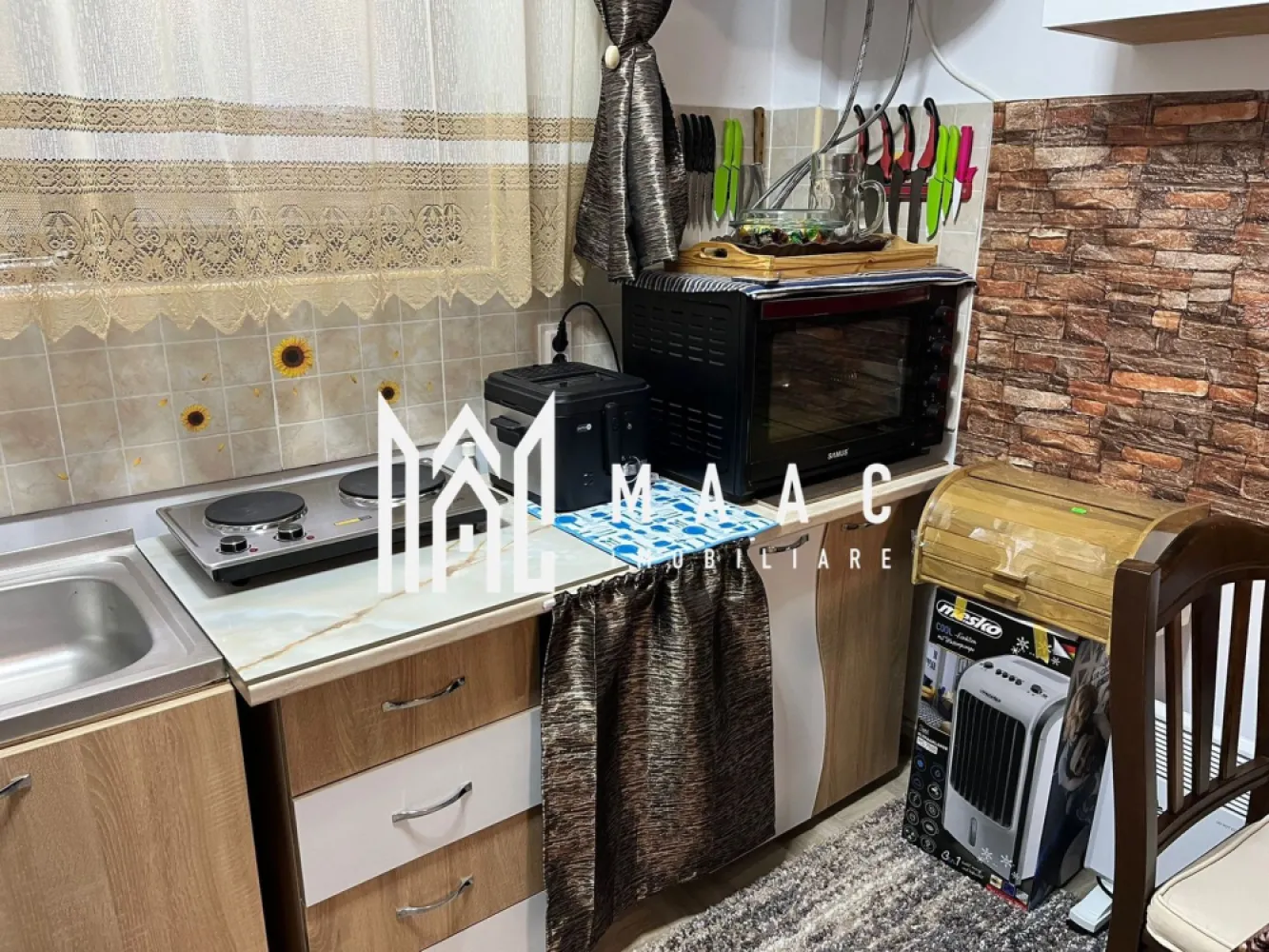 Garsoniera | Demisol | 26,33 MP | Zona Hipodrom 3 - MAAC Imobiliare vă propune spre vânzare o garsonieră situată într-o zonă liniștită și accesibilă - Hipodrom 3, lângă magazinul Supeco. Această proprietate este ideală pentru cei care caută confort și accesibilitate. Caracteristici Principale Suprafață Totală Utilă: 26,33 mp Localizare: Hipodrom 3, lângă magazinul Supeco Tipul Proprietății: Garsonieră Încălzire: Electrică (fără gaz) Avantaje și Beneficii: Localizare Excelentă: Aproape de mijloacele de transport în comun, facilități comerciale (magazinul Supeco), școli și zone verzi. Nu necesită investiții suplimentare: Se vinde la cheie, gata pentru mutare. Confort și Funcționalitate: Spațiul este bine compartimentat și optimizat pentru a oferi maximum de confort. Încălzire Electrică: Sistem de încălzire modern și eficient, eliminând necesitatea gazului. Siguranță și Liniște: Zona este recunoscută pentru siguranța sa și atmosfera liniștită, ideală pentru locuit. Pentru mai multe detalii precizati telefonic ca ati vazut anuntul cu ID: CP2124184 }}