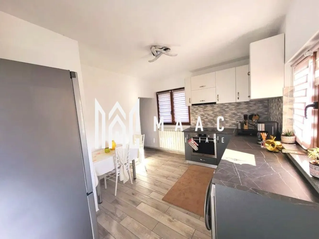 Casa individuala | 3 Camere | 472 mp teren | Cisnadie - MAAC Imobiliare propune spre vanzare o casa individuala situata intr- o zona linistita, ferita de trafic si galagia orasului, mai exact in Cisnadie. Suprafata totala teren: 472 mp Casa a fost construita in anul 2017, teren imprejmuit cu panouri de plasa zincata si o priveliste panoramica asupra muntilor. Suprafata utila: 96 mp Compartimentare: Parter - hol generos de 9 mp, living, bucatarie, camara, baie cu geam de aerisire si dus, terasa. La mansarda imobilului sunt: 2 dormitoare generoase cu suprafata de 17,90 mp respectiv 16,50 mp, o baie, hol si balcon. Exterior: curte libera 432 mp. Acces masina, deschidere la strada 21 ml. Imobilul dispune de urmatoarele dotari: Centrala proprie pe peleti cu sistem de calorifiere, Ferestre termopan cu tamplarie PVC, Usi intrare: termopan, PVC, Usi interior: lemn, Acoperis tigla, CATV, antena, Curent (trifazic), apa potabila plus o fantana, fosa septica 3000 l, Izolatii: interior – exterior, inclusiv acoperisul. Casa se vinde partial mobilata si utilata, Baia de la etaj si un dormitor au doar gresie si parchet. Pentru mai multe detalii precizati telefonic ca ati vazut anuntul cu ID : CP2121354 }}