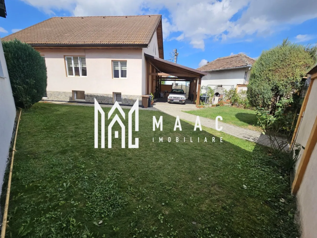 Casa individuala | 349 mp teren | Garaj | Zona Lazaret - Vă prezentăm o oportunitate unică de a achiziționa o casă individuală situată în zona Lazaret, una dintre cele mai apreciate și liniștite zone rezidențiale din Sibiu. Această proprietate se remarcă printr-un teren generos de 349 mp, având o curte liberă de 150 mp, care oferă posibilitatea parcării a două autovehicule – unul în garaj și cel de-al doilea sub carport. Detalii principale: Suprafață totală teren: 349 mp Curte liberă: 150 mp 4 camere spațioase Compartimentare decomandată An construcție: 1978 Regim de înălțime: D+P+Pod Sistem de încălzire: centrală proprie și calorifere Proprietatea este amplasată într-o zonă exclusivistă de case, cu acces facil la străzi asfaltate, iluminat public și stații de transport în comun, oferindu-vă confortul și liniștea unui cartier de top. Compartimentare funcțională și practică: Demisol: O bucătărie spațioasă cu loc de luat masa, un grup sanitar de serviciu, pivniță, cameră tehnică și un spațiu suplimentar de depozitare. Parter: Un hol generos din care se accesează complet decomandat cele 4 camere și o baie modernă. Pod: Spațiu ideal pentru depozitare. Construită din beton și cărămidă, casa oferă stabilitate și durabilitate. A fost renovată ultima dată în 2017, beneficiind de finisaje moderne: Ușa de intrare din metal Uși interioare din lemn Ferestre din PVC cu geam termopan Pardoseli din parchet și gresie Pereți finisati cu vopsea lavabilă Proprietatea se vinde nemobilată, cu excepția mobilierului din bucătărie, oferind astfel noilor proprietari libertatea de a-și amenaja casa după propriul gust. Pentru mai multe detalii sau pentru a programa o vizionare, vă rugăm să ne contactați in legatura cu anuntul cu ID: CP2118150. }}