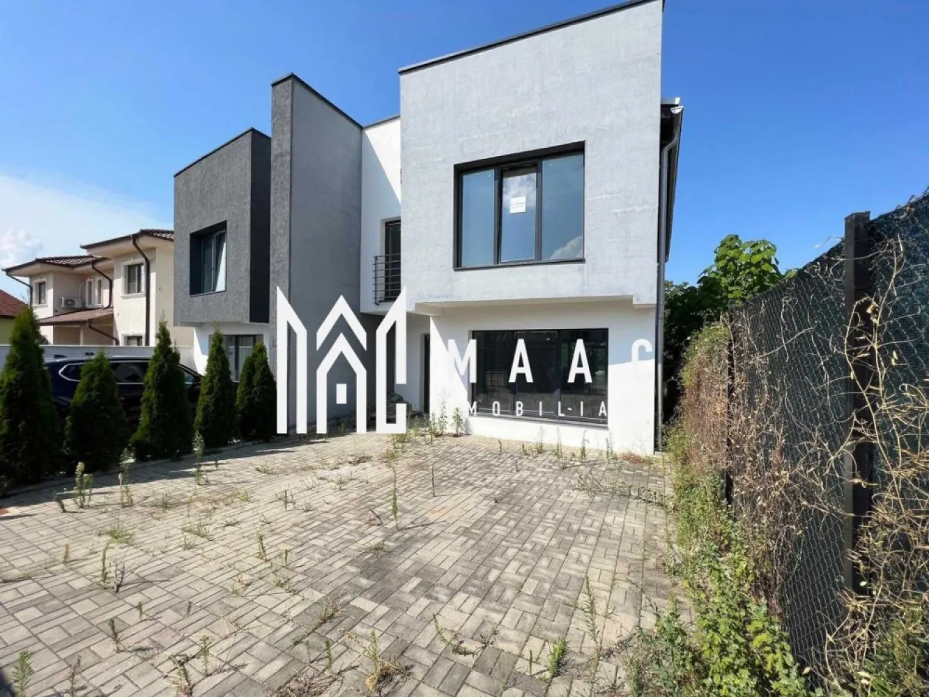 Casa 4 camere tip duplex | 120 mpu | Sura Mica - MAAC Imobiliare propune spre vânzare o casă tip duplex, compartimentată modern, amplasată în zona rezidențială din Șura Mică. Această locuință spațioasă, solid construită, este ideală pentru o familie care își dorește confort și intimitate într-un mediu liniștit. Detalii principale: Suprafață utilă: 120 mp, oferind suficient spațiu pentru o familie. Teren: Suprafața totală a terenului este de aproximativ 260 mp, cu curte amenajată și împrejmuită. Imobil: Tip duplex, construit cu atenție la detalii, cu ziduri groase pentru o bună izolație termică și fonică. Compartimentare: Parter: Living mare: Spațios și luminos, perfect pentru relaxare și momente petrecute alături de familie. Bucătărie: Separată, cu acces facil din hol. Hol: Conectează toate camerele de la parter, oferind un flux bun al spațiului. WC de serviciu: Dotat cu geam pentru ventilație naturală. Cameră tehnică: Asigurând spațiu suplimentar pentru echipamentele casei. Terasa mare: Ideală pentru momente de relaxare în aer liber sau pentru organizarea de evenimente în familie. Etaj: 3 dormitoare: Camere confortabile și bine iluminate, ideale pentru odihnă. Baie mare: Modernă și bine echipată. Hol: Asigură o bună circulație între camere. Balcon: Cu acces dintr-unul dintre dormitoare, perfect pentru a te bucura de aer curat și de priveliște. Construcție și facilități: Construcție solidă: Realizată cu materiale de înaltă calitate, gândită de o familie din Germania care dorea să se mute aici, garantând durabilitate și un nivel înalt de confort. Curte amenajată: Pavate cu dale din beton, oferind spațiu pentru relaxare și activități în aer liber. Pentru mai multe informații sau pentru a programa o vizionare, nu ezitați să ne contactați, specificand ID: CP2117530 }}