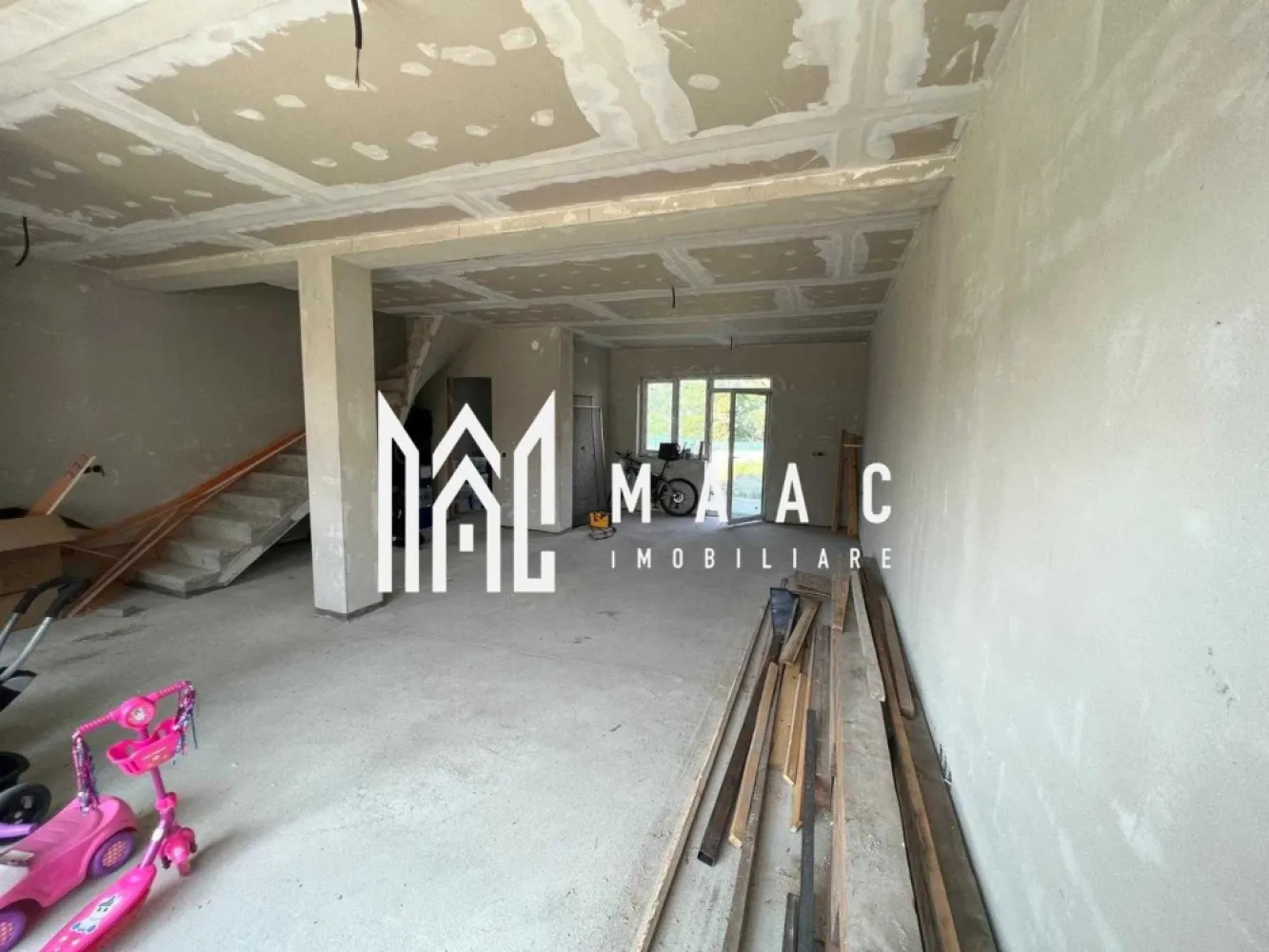 Casa 4 camere tip duplex | 120 mpu | Sura Mica - MAAC Imobiliare propune spre vânzare o casă tip duplex, compartimentată modern, amplasată în zona rezidențială din Șura Mică. Această locuință spațioasă, solid construită, este ideală pentru o familie care își dorește confort și intimitate într-un mediu liniștit. Detalii principale: Suprafață utilă: 120 mp, oferind suficient spațiu pentru o familie. Teren: Suprafața totală a terenului este de aproximativ 260 mp, cu curte amenajată și împrejmuită. Imobil: Tip duplex, construit cu atenție la detalii, cu ziduri groase pentru o bună izolație termică și fonică. Compartimentare: Parter: Living mare: Spațios și luminos, perfect pentru relaxare și momente petrecute alături de familie. Bucătărie: Separată, cu acces facil din hol. Hol: Conectează toate camerele de la parter, oferind un flux bun al spațiului. WC de serviciu: Dotat cu geam pentru ventilație naturală. Cameră tehnică: Asigurând spațiu suplimentar pentru echipamentele casei. Terasa mare: Ideală pentru momente de relaxare în aer liber sau pentru organizarea de evenimente în familie. Etaj: 3 dormitoare: Camere confortabile și bine iluminate, ideale pentru odihnă. Baie mare: Modernă și bine echipată. Hol: Asigură o bună circulație între camere. Balcon: Cu acces dintr-unul dintre dormitoare, perfect pentru a te bucura de aer curat și de priveliște. Construcție și facilități: Construcție solidă: Realizată cu materiale de înaltă calitate, gândită de o familie din Germania care dorea să se mute aici, garantând durabilitate și un nivel înalt de confort. Curte amenajată: Pavate cu dale din beton, oferind spațiu pentru relaxare și activități în aer liber. Pentru mai multe informații sau pentru a programa o vizionare, nu ezitați să ne contactați, specificand ID: CP2117530 }}