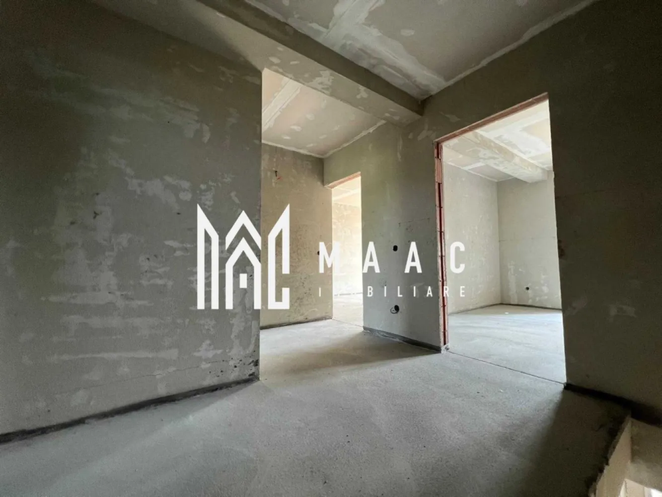 Casa 4 camere tip duplex | 120 mpu | Sura Mica - MAAC Imobiliare propune spre vânzare o casă tip duplex, compartimentată modern, amplasată în zona rezidențială din Șura Mică. Această locuință spațioasă, solid construită, este ideală pentru o familie care își dorește confort și intimitate într-un mediu liniștit. Detalii principale: Suprafață utilă: 120 mp, oferind suficient spațiu pentru o familie. Teren: Suprafața totală a terenului este de aproximativ 260 mp, cu curte amenajată și împrejmuită. Imobil: Tip duplex, construit cu atenție la detalii, cu ziduri groase pentru o bună izolație termică și fonică. Compartimentare: Parter: Living mare: Spațios și luminos, perfect pentru relaxare și momente petrecute alături de familie. Bucătărie: Separată, cu acces facil din hol. Hol: Conectează toate camerele de la parter, oferind un flux bun al spațiului. WC de serviciu: Dotat cu geam pentru ventilație naturală. Cameră tehnică: Asigurând spațiu suplimentar pentru echipamentele casei. Terasa mare: Ideală pentru momente de relaxare în aer liber sau pentru organizarea de evenimente în familie. Etaj: 3 dormitoare: Camere confortabile și bine iluminate, ideale pentru odihnă. Baie mare: Modernă și bine echipată. Hol: Asigură o bună circulație între camere. Balcon: Cu acces dintr-unul dintre dormitoare, perfect pentru a te bucura de aer curat și de priveliște. Construcție și facilități: Construcție solidă: Realizată cu materiale de înaltă calitate, gândită de o familie din Germania care dorea să se mute aici, garantând durabilitate și un nivel înalt de confort. Curte amenajată: Pavate cu dale din beton, oferind spațiu pentru relaxare și activități în aer liber. Pentru mai multe informații sau pentru a programa o vizionare, nu ezitați să ne contactați, specificand ID: CP2117530 }}