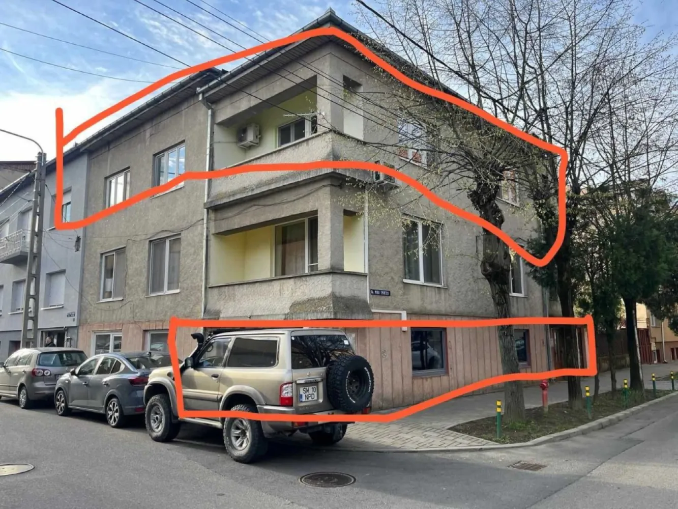 BRASADAS vinde Ap și Sp comercial în casă zona CENTRALA. - Agenția imobiliara BRASADAS vinde apartament cu o suprafață utilă de 160mp, aflat la etajul întâi al unei case cu trei nivele (demisol+ parter+etaj 1) de asemenea și spațiul comercial situat la demisolul casei cu o suprafață utilă de 45 mp.
Apartamentul este compus din: 5 camere decomandate, o baie, o bucătărie, o cămară de alimente, un coridor, o terasă, un balcon, conform planului etajului 1 din poză. Apartamentul este racordat la toate utilitățile, are contor digital pentru apă, contor separat pentru gaz și contor pentru curent electric separat pentru apartament. Are încălzire centrală cu microcentrală termică în condensație pe gaz.
Spațiul comercial a funcționat ca și magazin și este dotat cu încălzire centrală și aer condiționat, conform schiței demisol din poză.
Casa este construită în anul 1969 din cărămidă, are fundație din beton armat, geamuri din termopan.
Casa scării și podul sunt comune cu apartamentul de la parter.
Pentru mai multe oferte accesați www.brasadas.com.