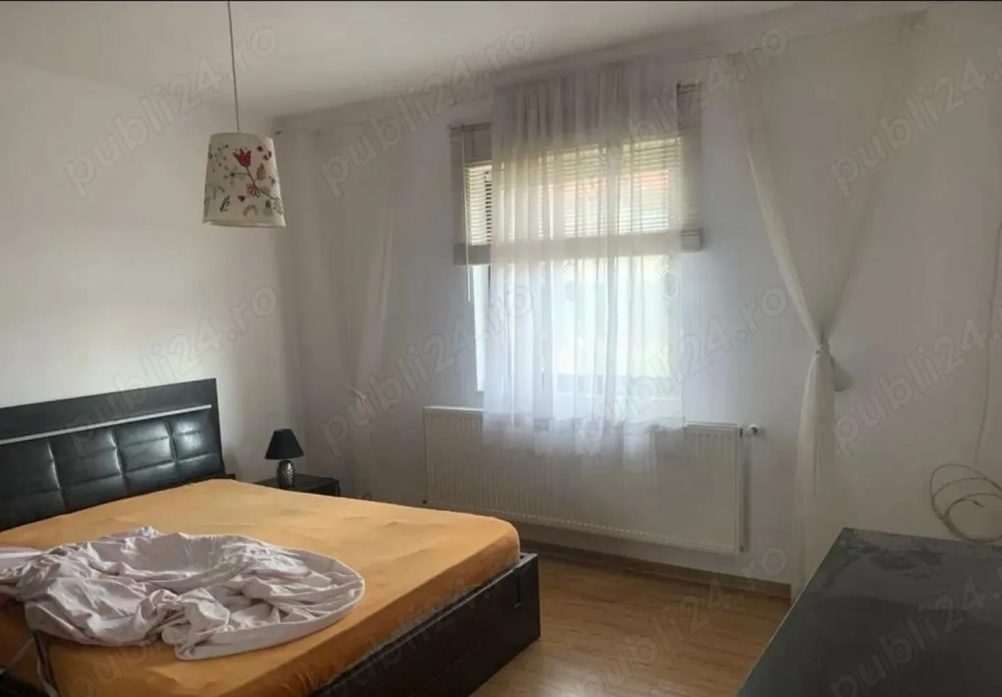 BRASADAS vinde casa cu 3 cam teren 770mp in Lazuri. - Agenția imobiliara BRASADAS vinde casa constructie noua in localitatea Lazuri , cu suprafata de 150 mp si teren aferent de 770 mp . 
Imobilul dispune de ; 2 dormitoare , 1 bucatarie open space , 1 living , 2 bai . 2 terase , acces auto , curte amenajata . Incalzire cu centrala pe peleti , geamuri , usi termopane , gresiat , faiantat , parchet laminat , izolatie exterioara. 
Pentru mai multe oferte accesați www.brasadas.com.