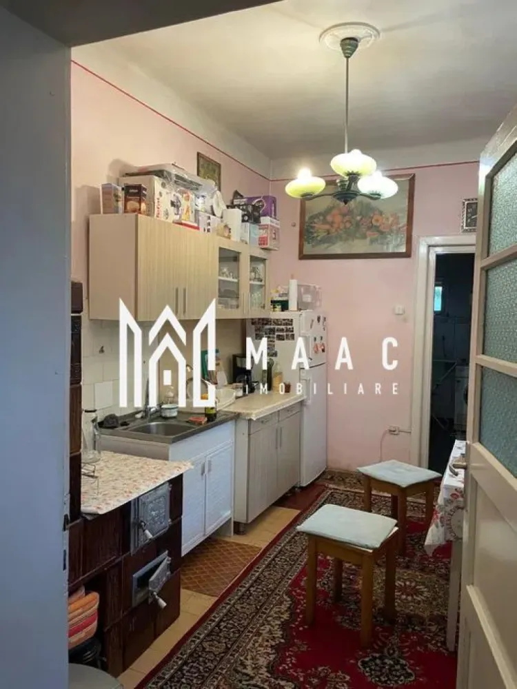 Casa cu 2 camere | Curte | Zona Terezian - Maac Imobiliare vă propune spre vânzare o casă individuală în Sibiu, zona Obor. Cu o suprafață utilă de 90 mp și amplasată pe un teren de 450 mp, această casă este compusă din 2 camere decomandate, hol, bucătărie, baie cu fereastră pentru aerisire, cămară cu acces către pod și o pivniță situată sub jumătate din construcția casei, cu acces din curte. Pe teren se mai găsesc o anexă și o fundație pregătită pentru construcție, având o suprafață de 100 mp, oferindu-vă posibilitatea extinderii locuinței sau amenajării unui spațiu suplimentar. Construită din cărămidă și acoperită cu țiglă, casa este bine întreținută și racordată la rețelele de curent electric și gaz, încălzirea fiind realizată tradițional, cu sobe pe gaz. Aproape de mijloace de transport în comun Prima Shopping Center la câteva minute distanță Aceasta este o oportunitate excelentă pentru o familie ce dorește un cămin într-o zonă liniștită, dar bine conectată la facilitățile orașului. Pentru mai multe informații și pentru programarea unei vizionări, vă rugăm să ne contactați si sa specificati: CP2116691 }}