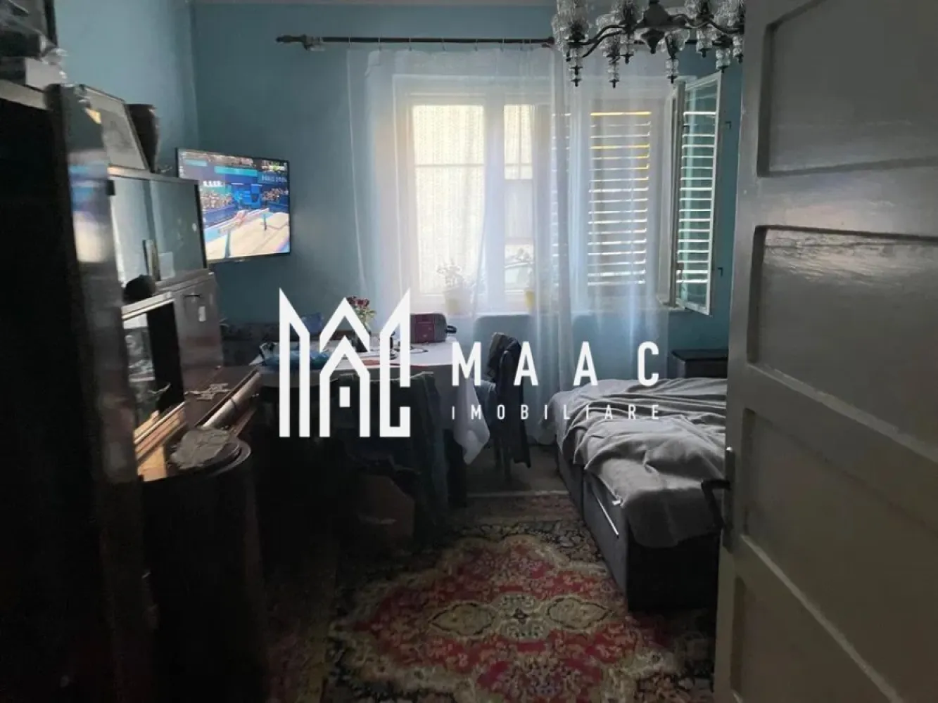 Casa cu 2 camere | Curte | Zona Terezian - Maac Imobiliare vă propune spre vânzare o casă individuală în Sibiu, zona Obor. Cu o suprafață utilă de 90 mp și amplasată pe un teren de 450 mp, această casă este compusă din 2 camere decomandate, hol, bucătărie, baie cu fereastră pentru aerisire, cămară cu acces către pod și o pivniță situată sub jumătate din construcția casei, cu acces din curte. Pe teren se mai găsesc o anexă și o fundație pregătită pentru construcție, având o suprafață de 100 mp, oferindu-vă posibilitatea extinderii locuinței sau amenajării unui spațiu suplimentar. Construită din cărămidă și acoperită cu țiglă, casa este bine întreținută și racordată la rețelele de curent electric și gaz, încălzirea fiind realizată tradițional, cu sobe pe gaz. Aproape de mijloace de transport în comun Prima Shopping Center la câteva minute distanță Aceasta este o oportunitate excelentă pentru o familie ce dorește un cămin într-o zonă liniștită, dar bine conectată la facilitățile orașului. Pentru mai multe informații și pentru programarea unei vizionări, vă rugăm să ne contactați si sa specificati: CP2116691 }}