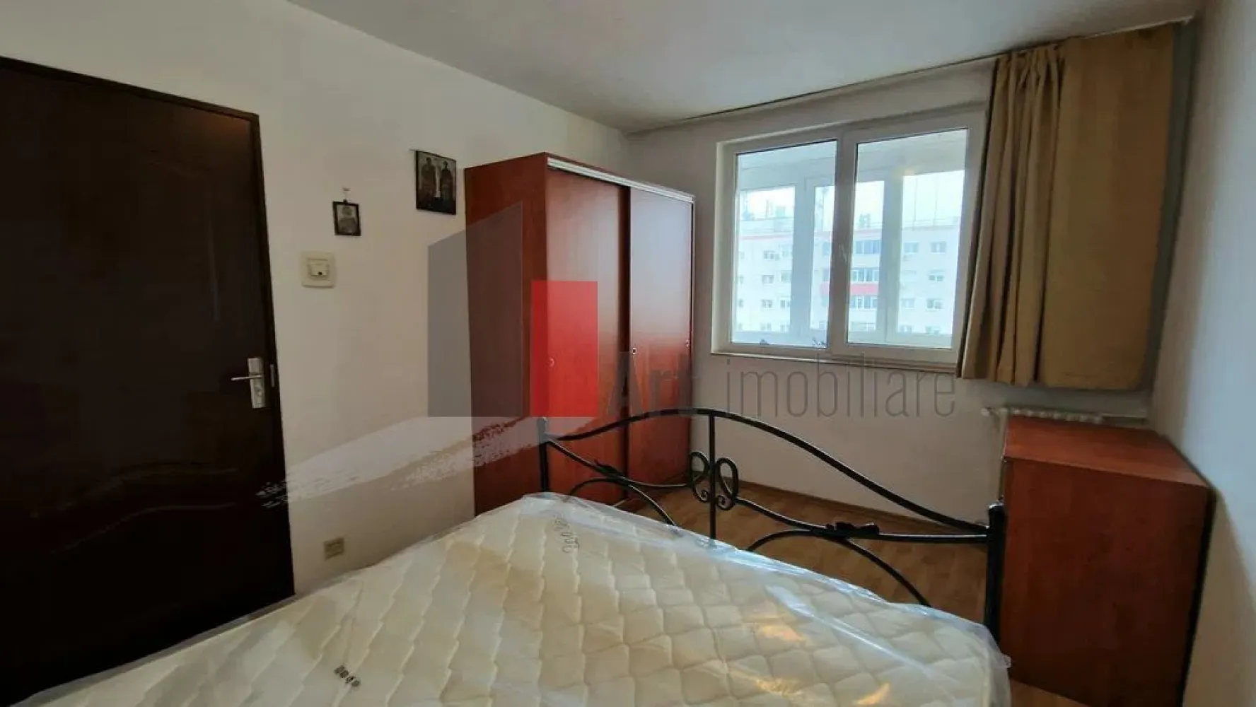 Vânzare apartament 2 camere Bd. Obregia - Fântâna Florilor - Vă propun spre vânzare un apartament spațios, luminos, semidecomandat de 2 camere. Situat la etajul 9/10, într-un bloc izolat, construit în 1972.
Apartamentul este semidecomandat, are o suprafață utilă de 46,5 mp, la care se adaugă balconul închis de 5,8mp, rezultând o suprafață totală de 52,3 mp.
Bucătăria de 7,2 mp este mare, aproape pătrată. Baia are aerisire naturală, prin geam.
Au fost schimbate caloriferele, parchetul și ușile, iar pereții sunt cu vinarom.

Imobilul este amplasat la doar câteva minute de stația de metrou Piața Sudului și de centrul comercial Sun Plaza. În apropiere sunt Colegiul Onicescu și Școala 194. 

Proprietatea este potrivită atât pentru locuit, cât și pentru investiție. Toate actele sunt pregătite.
Sepoate achiziționa prin credit.
La mică distanță sunt magazine, piață, mijloace de transport în comun.

Apartamentul reprezintă o oportunitate pentru cei care caută o investiție într-o zonă cu acces facil la metrou și puncte de interes importante.

Pentru mai multe detalii și programarea unei vizionări, vă stau la dispoziție.