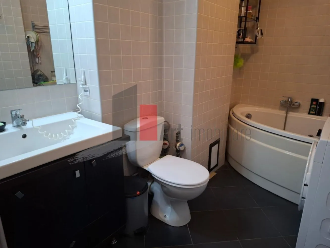 Vânzare apartament 3 camere Obregia - Apartamentul cu 3 camere are vedere pe spate, fiind ferit de zgomotul bulevardului. Bucătăria a fost unită cu camera de zi și holul, rezultând un spațiu generos pentru petrecerea timpului cu familia și prietenii. Ușile interioare sunt glisante. 
Tâmplăria ferestrelor este din aluminiu Exalco. 

Apartamentul a fost renovat complet. Instalațiile electrice sunt din cupru, iar cele sanitare au fost schimbate. Caloriferele sunt din aluminiu. Parchetul și ușile au fost înlocuite. Pereții au fost curățați, retencuiți și dați cu lavabilă. Podeaua a fost izolată.
Baia a fost mărită și a fost instalată o cadă cu hidromasaj.

Blocul este izolat termic și nu este inclus în vreo clasă de risc sau de urgență. În plus, apartamentul a fost izolat și prin interior.
Se vinde mobilat și utilat. Bucătăria este complet utilată. 

Se poate accesa credit, cadastrul fiind reactualizat.
Loc de parcare în fața blocului. 
Sistem de alarmă.

Vă aștept cu drag la vizionare!
