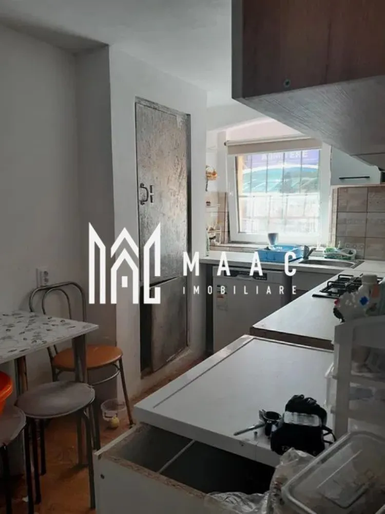 Apartament 3 camere | 73 MP | Decomandat | Mobilat | Central - MAAC Imobiliare va prezinta un apartament la casă, 3 camere semidecomandat, zona Centrala, Sibiu. Localizare și vecinătăți: Situat in zona Bulevardului Victoriei și la câțiva pași de centrul Sibiului. Zona oferă acces facil la toate facilitățile necesare: magazine, școli, parcuri și stații de autobuz. Caracteristici generale: Apartament la casă cu 3 camere, semidecomandat, situat la demisolul unei clădiri cu 1 etaj și pod deasupra. Suprafață utilă totală: 73 mp. Deține cota parte de 22% din curte, pod și beci. Clădirea a fost complet renovată în ultimii ani: acoperiș nou, poartă nouă, sistem de canalizare modernizat, curte cu pavaj nou. Compartimentare și dotări interioare: 3 camere spațioase și luminoase, ideale pentru locuit sau activități comerciale. Bucătărie separată. Baie complet renovată și debara pentru depozitare suplimentară. Apartamentul a fost renovat complet în interior acum 2 ani și dispune de încălzire în pardoseală. Caracteristici unice: Apartamentul include un seif vechi, funcțional, extrem de solid, integrat în structura de rezistență a clădirii. Potențial pentru activități comerciale datorită locației excelente și compartimentării flexibile. Stare și îmbunătățiri: Fațada întregii clădiri a fost renovată complet anul acesta, asigurând un aspect modern și îngrijit. Încălzirea în pardoseală și renovările recente oferă un nivel ridicat de confort și eficiență energetică. Curte comună: În curtea comună sunt în total 5 apartamente. Apartamentul deține o cotă parte de 22%, oferind acces la curte, pod și beci, ideale pentru depozitare suplimentară. Avantaje ale locației: Zona este foarte bine conectată, având toate facilitățile esențiale la îndemână. Pentru mai multe detalii precizati telefonic ca ati vazut anuntul cu ID: CP2115200 }}