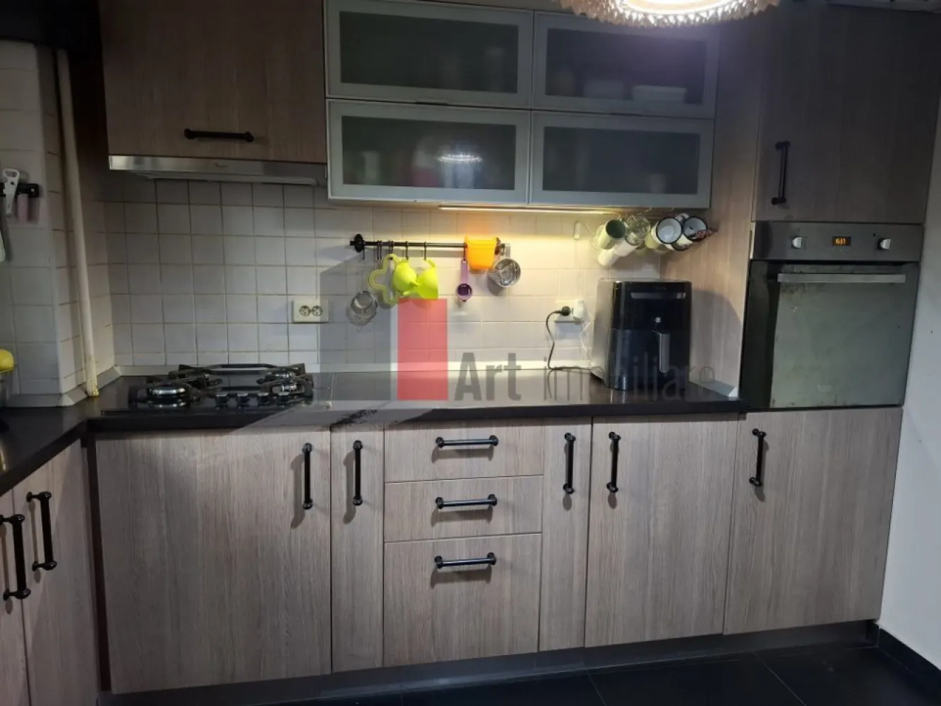 Vânzare apartament 3 camere Obregia - Apartamentul cu 3 camere are vedere pe spate, fiind ferit de zgomotul bulevardului. Bucătăria a fost unită cu camera de zi și holul, rezultând un spațiu generos pentru petrecerea timpului cu familia și prietenii. Ușile interioare sunt glisante. 
Tâmplăria ferestrelor este din aluminiu Exalco. 

Apartamentul a fost renovat complet. Instalațiile electrice sunt din cupru, iar cele sanitare au fost schimbate. Caloriferele sunt din aluminiu. Parchetul și ușile au fost înlocuite. Pereții au fost curățați, retencuiți și dați cu lavabilă. Podeaua a fost izolată.
Baia a fost mărită și a fost instalată o cadă cu hidromasaj.

Blocul este izolat termic și nu este inclus în vreo clasă de risc sau de urgență. În plus, apartamentul a fost izolat și prin interior.
Se vinde mobilat și utilat. Bucătăria este complet utilată. 

Se poate accesa credit, cadastrul fiind reactualizat.
Loc de parcare în fața blocului. 
Sistem de alarmă.

Vă aștept cu drag la vizionare!