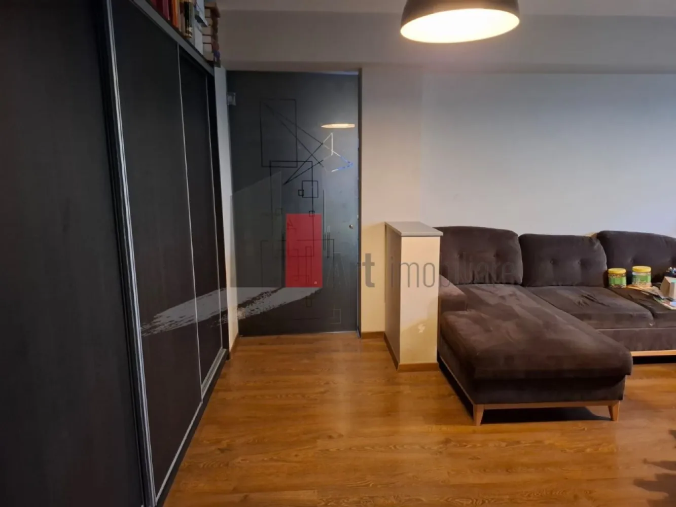 Vânzare apartament 3 camere Obregia - Apartamentul cu 3 camere are vedere pe spate, fiind ferit de zgomotul bulevardului. Bucătăria a fost unită cu camera de zi și holul, rezultând un spațiu generos pentru petrecerea timpului cu familia și prietenii. Ușile interioare sunt glisante. 
Tâmplăria ferestrelor este din aluminiu Exalco. 

Apartamentul a fost renovat complet. Instalațiile electrice sunt din cupru, iar cele sanitare au fost schimbate. Caloriferele sunt din aluminiu. Parchetul și ușile au fost înlocuite. Pereții au fost curățați, retencuiți și dați cu lavabilă. Podeaua a fost izolată.
Baia a fost mărită și a fost instalată o cadă cu hidromasaj.

Blocul este izolat termic și nu este inclus în vreo clasă de risc sau de urgență. În plus, apartamentul a fost izolat și prin interior.
Se vinde mobilat și utilat. Bucătăria este complet utilată. 

Se poate accesa credit, cadastrul fiind reactualizat.
Loc de parcare în fața blocului. 
Sistem de alarmă.

Vă aștept cu drag la vizionare!