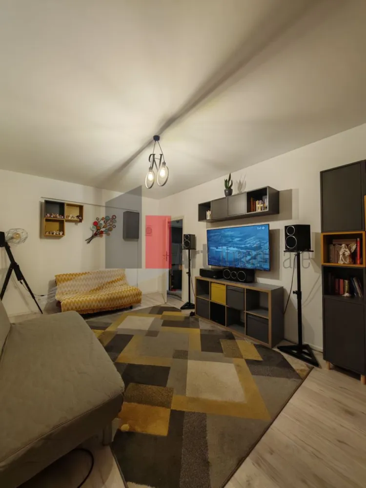 Apartament cu doua camere de vanzare -Pacii-cu centrala-mobilat si utilat - Va propunem, un apartament cu doua camera de vanzare, decomandat, situat in zona Pacii, in complexul Envogue Residence (se intra din bulevardul Iuliu Maniu pe Drumul Rotii-ca punct de reper) , sector 6, cu centrala termica, mobilat si utilat, cu aer conditionat, cu o suprafata de 55 mp, intr-un bloc construit in anul 2020, cu bucatarie utilata si inchisa (cu Frigider-Samsung, masina de spalat-Samsung, cuptor electric +plita pe gaz-Fornelli), 2 TV SAMSUNG de 165 cm, 2 Sisteme audio cu receiver DENON si boxe KEF, cu balcon mare inchis, la o distanta de 20 minute de metrou Preciziei. Se poate vinde mobilat sau nu. Orientare pe Sud, avem soare intre 9-14. Actele sunt la zi, gata de mutare! In zona (in incinta blocului) gasim locuri de joaca pentru copii, parc, la cateva minute mai gasim, supermarketuri Aushan, Penny, Mega Image, Froo, statie de autobuz aproape de bloc!