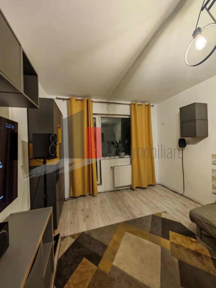 Apartament cu doua camere de vanzare -Pacii-cu centrala-mobilat si utilat - Va propunem, un apartament cu doua camera de vanzare, decomandat, situat in zona Pacii, in complexul Envogue Residence (se intra din bulevardul Iuliu Maniu pe Drumul Rotii-ca punct de reper) , sector 6, cu centrala termica, mobilat si utilat, cu aer conditionat, cu o suprafata de 55 mp, intr-un bloc construit in anul 2020, cu bucatarie utilata si inchisa (cu Frigider-Samsung, masina de spalat-Samsung, cuptor electric +plita pe gaz-Fornelli), 2 TV SAMSUNG de 165 cm, 2 Sisteme audio cu receiver DENON si boxe KEF, cu balcon mare inchis, la o distanta de 20 minute de metrou Preciziei. Se poate vinde mobilat sau nu. Orientare pe Sud, avem soare intre 9-14. Actele sunt la zi, gata de mutare! In zona (in incinta blocului) gasim locuri de joaca pentru copii, parc, la cateva minute mai gasim, supermarketuri Aushan, Penny, Mega Image, Froo, statie de autobuz aproape de bloc!