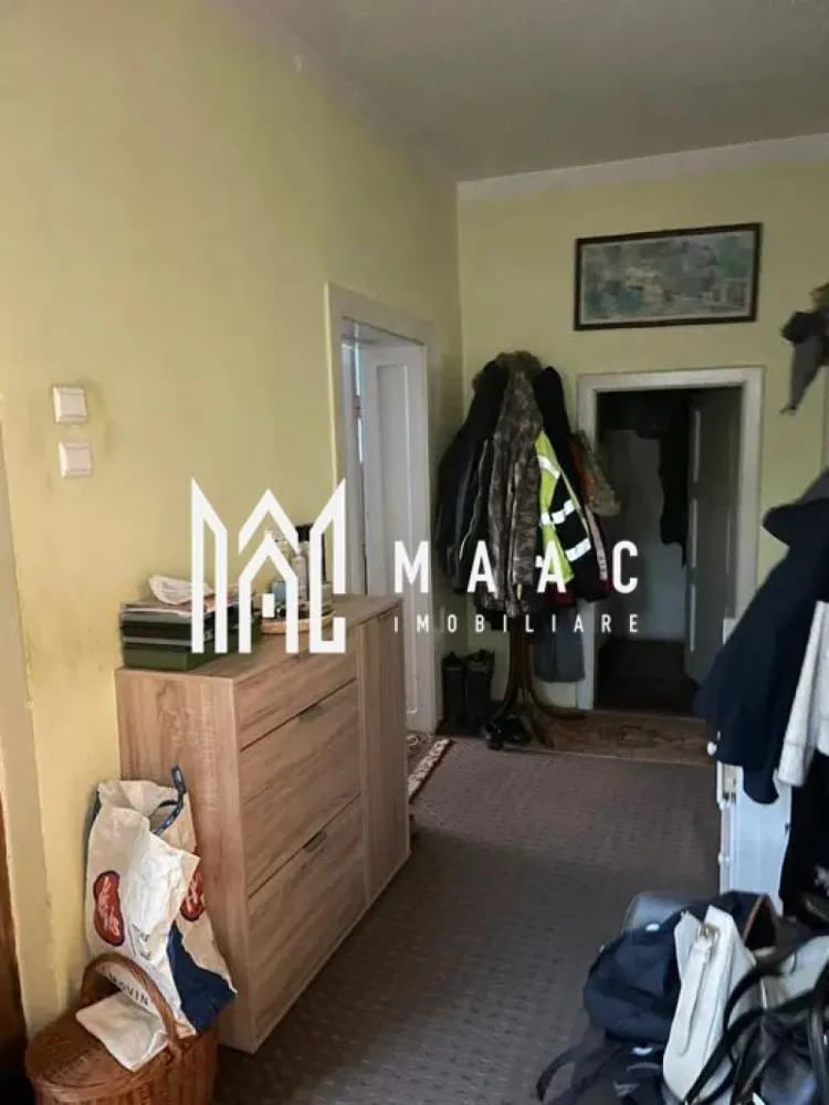 Casa cu 2 camere | Curte | Zona Terezian - Maac Imobiliare vă propune spre vânzare o casă individuală în Sibiu, zona Obor. Cu o suprafață utilă de 90 mp și amplasată pe un teren de 450 mp, această casă este compusă din 2 camere decomandate, hol, bucătărie, baie cu fereastră pentru aerisire, cămară cu acces către pod și o pivniță situată sub jumătate din construcția casei, cu acces din curte. Pe teren se mai găsesc o anexă și o fundație pregătită pentru construcție, având o suprafață de 100 mp, oferindu-vă posibilitatea extinderii locuinței sau amenajării unui spațiu suplimentar. Construită din cărămidă și acoperită cu țiglă, casa este bine întreținută și racordată la rețelele de curent electric și gaz, încălzirea fiind realizată tradițional, cu sobe pe gaz. Aproape de mijloace de transport în comun Prima Shopping Center la câteva minute distanță Aceasta este o oportunitate excelentă pentru o familie ce dorește un cămin într-o zonă liniștită, dar bine conectată la facilitățile orașului. Pentru mai multe informații și pentru programarea unei vizionări, vă rugăm să ne contactați si sa specificati: CP2116691 }}