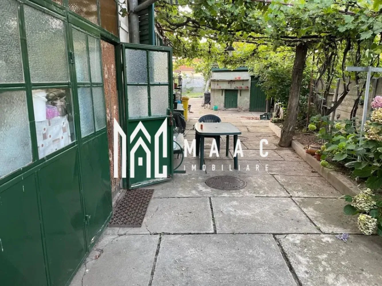 Casa cu 2 camere | Curte | Zona Terezian - Maac Imobiliare vă propune spre vânzare o casă individuală în Sibiu, zona Obor. Cu o suprafață utilă de 90 mp și amplasată pe un teren de 450 mp, această casă este compusă din 2 camere decomandate, hol, bucătărie, baie cu fereastră pentru aerisire, cămară cu acces către pod și o pivniță situată sub jumătate din construcția casei, cu acces din curte. Pe teren se mai găsesc o anexă și o fundație pregătită pentru construcție, având o suprafață de 100 mp, oferindu-vă posibilitatea extinderii locuinței sau amenajării unui spațiu suplimentar. Construită din cărămidă și acoperită cu țiglă, casa este bine întreținută și racordată la rețelele de curent electric și gaz, încălzirea fiind realizată tradițional, cu sobe pe gaz. Aproape de mijloace de transport în comun Prima Shopping Center la câteva minute distanță Aceasta este o oportunitate excelentă pentru o familie ce dorește un cămin într-o zonă liniștită, dar bine conectată la facilitățile orașului. Pentru mai multe informații și pentru programarea unei vizionări, vă rugăm să ne contactați si sa specificati: CP2116691 }}