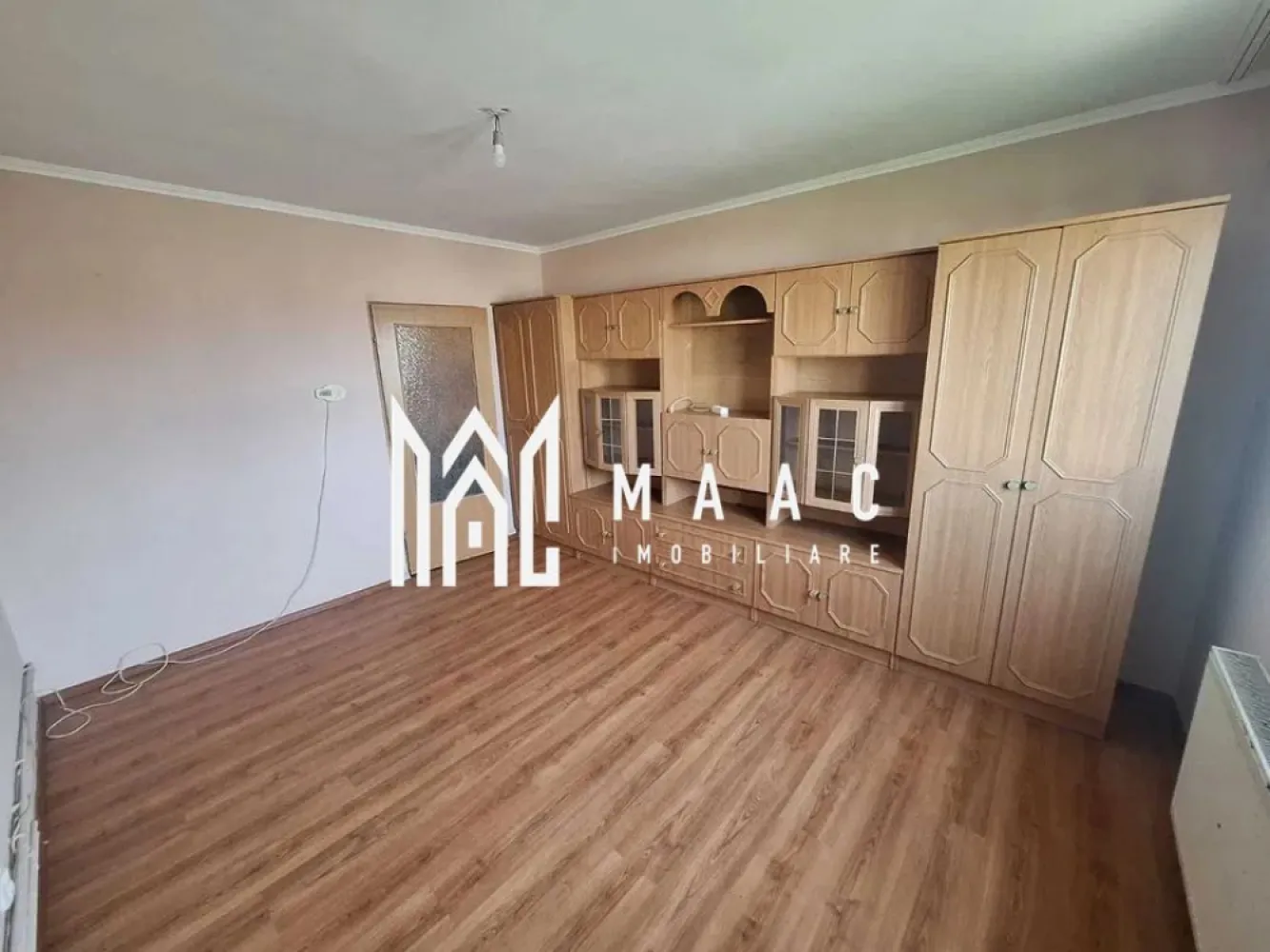 Garsoniera | 28 mpu | Etaj 3 | Lazaret - MAAC Imobiliare propune spre vânzare o garsonieră spațioasă și bine compartimentată, situată în Cartierul Lazaret, Sibiu. Ideală pentru o persoană singură sau un cuplu, această proprietate oferă confort și eficiență într-o zonă liniștită, dar bine conectată la facilități. Detalii principale: Suprafață utilă: 28 mp, oferind suficient spațiu pentru o viață confortabilă. Etaj: 3 din 4, într-un bloc bine întreținut și izolat termic. Compartimentare: Garsoniera este compusă din: Dormitor: Spațios și luminos, ideal pentru odihnă și relaxare. Bucătărie: Dotată cu cămară, oferind spațiu suplimentar pentru depozitare. Baie: Funcțională și modernizată. Dotări și specificații tehnice: Instalație electrică din cupru: Oferind o durabilitate și siguranță ridicată. Bloc izolat termic: Garantând o eficiență energetică mai bună și costuri reduse de întreținere. Certificat energetic clasa B: Confirmă faptul că locuința are un consum de energie moderat. Avantaje locație: Cartierul Lazaret: O zonă bine cotată, oferind acces facil la magazine, școli, mijloace de transport public și alte puncte de interes din Sibiu. Pentru mai multe informații sau pentru a programa o vizionare, nu ezitați să ne contactați, specificand ID: CP2111750 }}