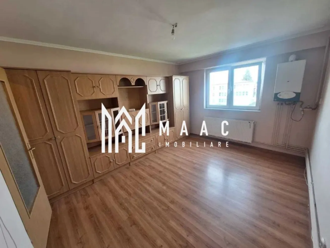 Garsoniera | 28 mpu | Etaj 3 | Lazaret - MAAC Imobiliare propune spre vânzare o garsonieră spațioasă și bine compartimentată, situată în Cartierul Lazaret, Sibiu. Ideală pentru o persoană singură sau un cuplu, această proprietate oferă confort și eficiență într-o zonă liniștită, dar bine conectată la facilități. Detalii principale: Suprafață utilă: 28 mp, oferind suficient spațiu pentru o viață confortabilă. Etaj: 3 din 4, într-un bloc bine întreținut și izolat termic. Compartimentare: Garsoniera este compusă din: Dormitor: Spațios și luminos, ideal pentru odihnă și relaxare. Bucătărie: Dotată cu cămară, oferind spațiu suplimentar pentru depozitare. Baie: Funcțională și modernizată. Dotări și specificații tehnice: Instalație electrică din cupru: Oferind o durabilitate și siguranță ridicată. Bloc izolat termic: Garantând o eficiență energetică mai bună și costuri reduse de întreținere. Certificat energetic clasa B: Confirmă faptul că locuința are un consum de energie moderat. Avantaje locație: Cartierul Lazaret: O zonă bine cotată, oferind acces facil la magazine, școli, mijloace de transport public și alte puncte de interes din Sibiu. Pentru mai multe informații sau pentru a programa o vizionare, nu ezitați să ne contactați, specificand ID: CP2111750 }}