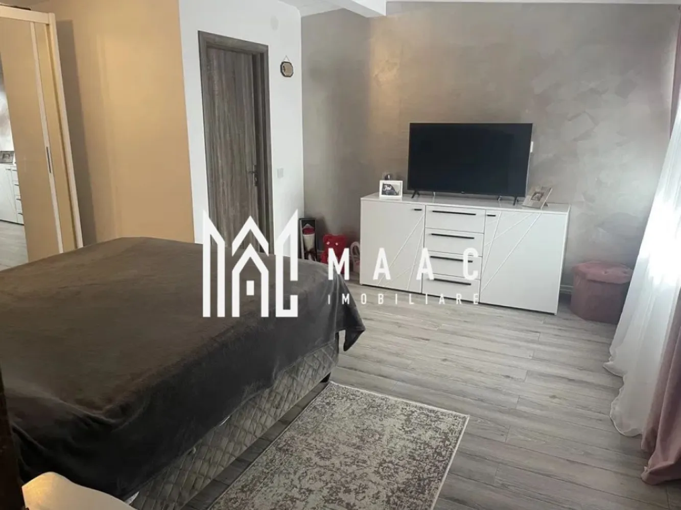 Apartament 4 camere | Terasa | Balcon | 136MP | Arhitectilor - MAAC Imobiliare va prezinta un apartament tip Penthouse cu 4 camere, situat într-un imobil de construcție nouă in zona Arhitectilor. Suprafață și compartimentare: Living spațios Bucătărie separată, complet utilată 2 băi moderne, echipate cu dotări de calitate Terasa acoperită, cu un grătar integrat și loc de luat masa Două balcoane generoase Dotări și finisaje: Se vinde mobilat și complet utilat, exact ca în poze, oferind un aspect modern și funcțional. Geamuri termopan pentru izolație termică și fonică de calitate superioară. Încălzire proprie prin centrală termică. Facilități ale imobilului: Loc de parcare inclus în preț Imobil nou, cu izolație termică modernă, reducând costurile de întreținere și asigurând o atmosferă plăcută indiferent de sezon. Localizare și avantaje: Zona Arhitecților este cunoscută pentru facilitățile excelente: Magazine la câteva minute distanță pentru cumpărături rapide și eficiente. Parcuri și spații verzi, ideale pentru recreere. Stație de autobuz în apropiere, facilitând accesul către alte părți ale orașului. Farmacii și alte servicii esențiale la distanță mică, oferind un plus de confort. Pentru mai multe detalii precizati telefonic ca ati vazut anuntul cu ID: CP2108511 }}