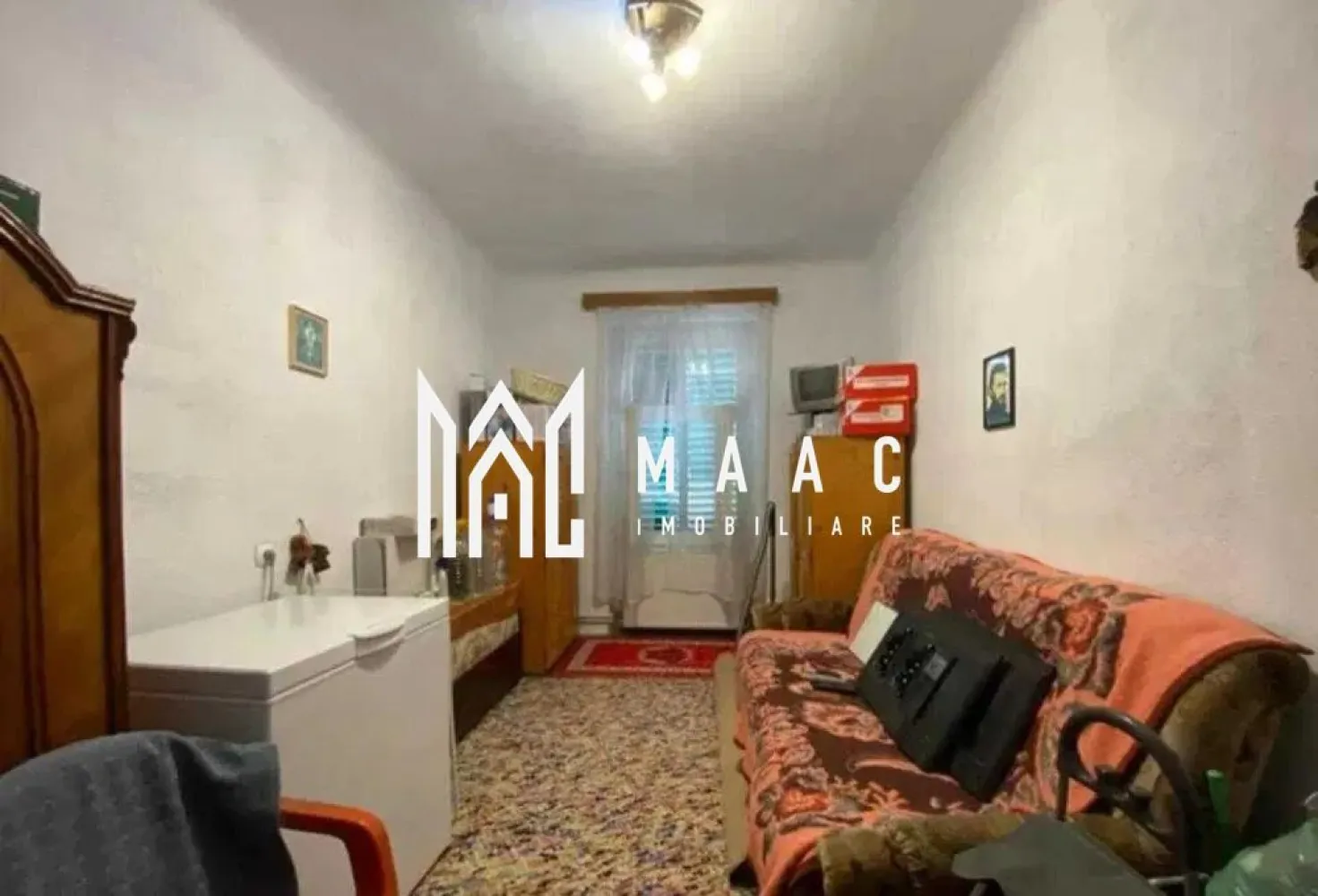 Apartament 4 camere | Etaj 1 | Terasa | Pivnita | Central - MAAC Imobiliare va prezinta un apartament cu 4 camere, etajul 1, zona Centrală Sibiu. Localizare și structură: Apartament situat la etajul 1 într-o casă de tip P+1+Pod, în zona centrală a Sibiului. Suprafață utilă de 128 mp, complet decomandat. Compartimentare și facilități: Hol generos la intrare, cu acces direct în fiecare încăpere. Bucătărie separată. Două băi: Baie principală spațioasă. Baie de serviciu pentru un plus de confort. Încălzire și elementele de design: Încălzirea se realizează prin calorifere. Sobele vechi au fost păstrate, adăugând un plus de caracter și autenticitate. Spații suplimentare: Acces la pod, oferind posibilități de depozitare suplimentară sau extindere. Pivniță de 40 mp, perfectă pentru depozitare sau alte utilizări. Curte comună: Curte împărțită între cele trei apartamente din imobil (un apartament la parter, acesta de la etajul 1, și încă unul în spate). Potrivire ideală: Ideal pentru locuit datorită spațiului generos și compartimentării funcționale. Potrivit și pentru investiții, având în vedere amplasarea centrală și potențialul de dezvoltare. Pentru mai multe informații sau pentru a programa o vizionare, nu ezitați să ne contactați, specificand ID: CP2108478 }}
