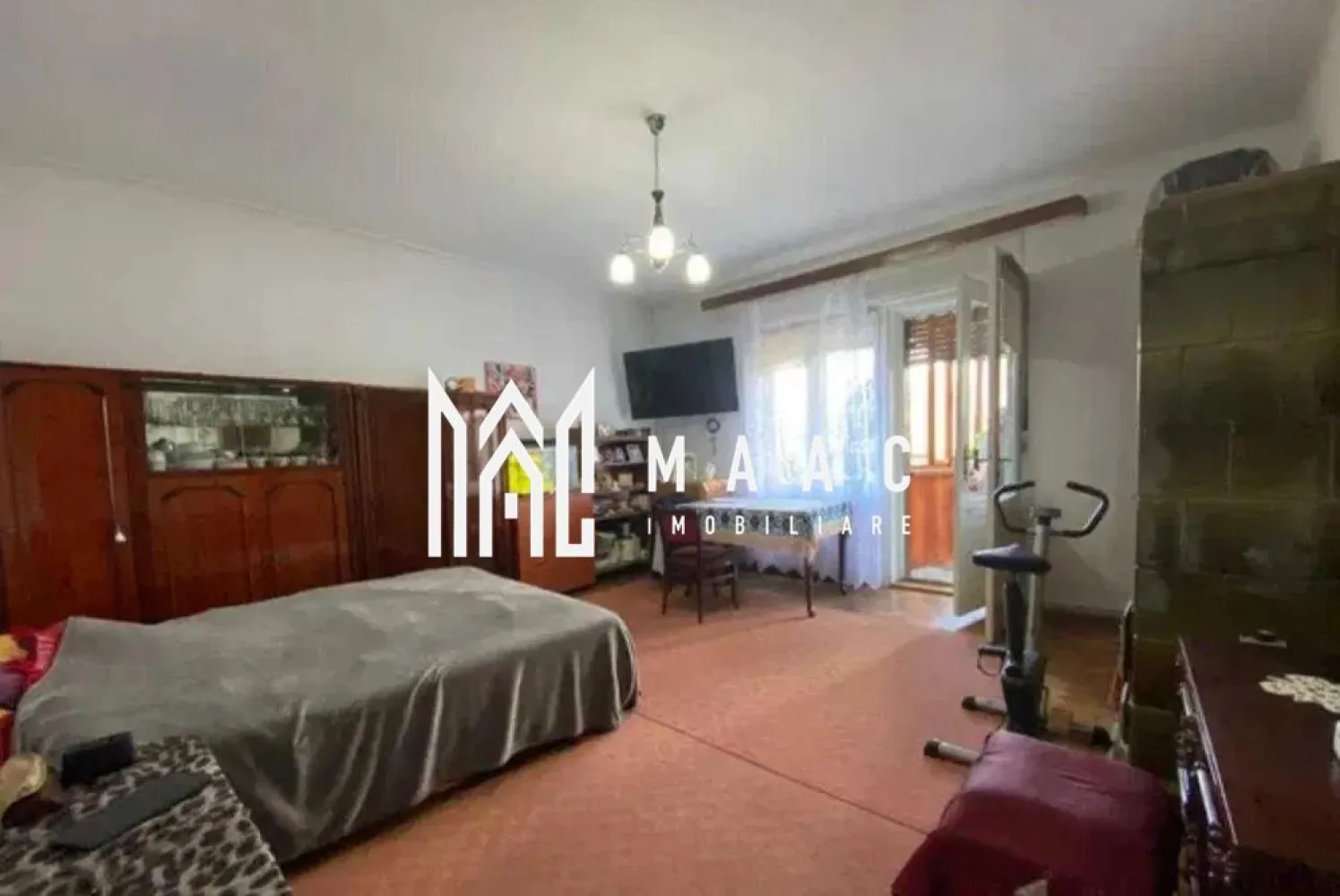 Apartament 4 camere | Etaj 1 | Terasa | Pivnita | Central - MAAC Imobiliare va prezinta un apartament cu 4 camere, etajul 1, zona Centrală Sibiu. Localizare și structură: Apartament situat la etajul 1 într-o casă de tip P+1+Pod, în zona centrală a Sibiului. Suprafață utilă de 128 mp, complet decomandat. Compartimentare și facilități: Hol generos la intrare, cu acces direct în fiecare încăpere. Bucătărie separată. Două băi: Baie principală spațioasă. Baie de serviciu pentru un plus de confort. Încălzire și elementele de design: Încălzirea se realizează prin calorifere. Sobele vechi au fost păstrate, adăugând un plus de caracter și autenticitate. Spații suplimentare: Acces la pod, oferind posibilități de depozitare suplimentară sau extindere. Pivniță de 40 mp, perfectă pentru depozitare sau alte utilizări. Curte comună: Curte împărțită între cele trei apartamente din imobil (un apartament la parter, acesta de la etajul 1, și încă unul în spate). Potrivire ideală: Ideal pentru locuit datorită spațiului generos și compartimentării funcționale. Potrivit și pentru investiții, având în vedere amplasarea centrală și potențialul de dezvoltare. Pentru mai multe informații sau pentru a programa o vizionare, nu ezitați să ne contactați, specificand ID: CP2108478 }}
