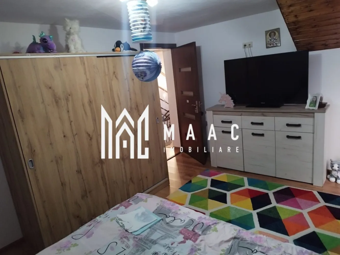 Casa de vanzare | 130 Mpu | Mobilta si utilata - MAAC Imobiliare vă propune spre vânzare o proprietate deosebită, perfectă pentru o familie în căutarea unui cămin spațios și confortabil. Situată într-o zonă liniștită și bine conectată la infrastructura locală, această casă de 130 mp utili, construită în 2015, se remarcă prin arhitectura modernă și detaliile atent alese. Detalii cheie: Suprafață utilă: 130 mp Configurație: 4 camere - 3 dormitoare, living mare, bucătărie, baie Balcoane: 2 balcoane de 6 mp fiecare, ideale pentru momente de relaxare Terasa: Terasă de 10 mp, perfectă pentru petrecerea timpului în aer liber Pivniță: 10 mp, spațiu util pentru depozitare Teren: 670 mp, cu deschidere la două străzi, oferind multiple posibilități de amenajare Garaje: Două garaje generoase – primul de 45 mp, care include centrala pe lemne, și al doilea de aproximativ 100 mp, ideal pentru parcare sau depozitare Dotări: Două aparate de climatizare, casa fiind vândută complet mobilată și utilată, conform fotografiilor Locație: Casa este situată pe o stradă principală, recent asfaltată, asigurând acces facil și rapid către toate facilitățile urbane. Proprietatea beneficiază de o amplasare excelentă, oferind liniște și intimitate, fiind în același timp aproape de principalele puncte de interes. Preț: Pentru detalii suplimentare despre preț și condițiile de achiziție, vă invităm să ne contactați. Pentru vizionări și informații adiționale, echipa MAAC Imobiliare vă stă la dispoziție. Această casă poate deveni căminul ideal pentru familia dumneavoastră! Pentru mai multe detalii precizati telefonic ca ati vazut anuntul cu ID : CP2104548 }}