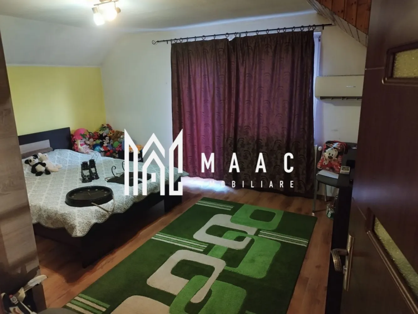 Casa de vanzare | 130 Mpu | Mobilta si utilata - MAAC Imobiliare vă propune spre vânzare o proprietate deosebită, perfectă pentru o familie în căutarea unui cămin spațios și confortabil. Situată într-o zonă liniștită și bine conectată la infrastructura locală, această casă de 130 mp utili, construită în 2015, se remarcă prin arhitectura modernă și detaliile atent alese. Detalii cheie: Suprafață utilă: 130 mp Configurație: 4 camere - 3 dormitoare, living mare, bucătărie, baie Balcoane: 2 balcoane de 6 mp fiecare, ideale pentru momente de relaxare Terasa: Terasă de 10 mp, perfectă pentru petrecerea timpului în aer liber Pivniță: 10 mp, spațiu util pentru depozitare Teren: 670 mp, cu deschidere la două străzi, oferind multiple posibilități de amenajare Garaje: Două garaje generoase – primul de 45 mp, care include centrala pe lemne, și al doilea de aproximativ 100 mp, ideal pentru parcare sau depozitare Dotări: Două aparate de climatizare, casa fiind vândută complet mobilată și utilată, conform fotografiilor Locație: Casa este situată pe o stradă principală, recent asfaltată, asigurând acces facil și rapid către toate facilitățile urbane. Proprietatea beneficiază de o amplasare excelentă, oferind liniște și intimitate, fiind în același timp aproape de principalele puncte de interes. Preț: Pentru detalii suplimentare despre preț și condițiile de achiziție, vă invităm să ne contactați. Pentru vizionări și informații adiționale, echipa MAAC Imobiliare vă stă la dispoziție. Această casă poate deveni căminul ideal pentru familia dumneavoastră! Pentru mai multe detalii precizati telefonic ca ati vazut anuntul cu ID : CP2104548 }}