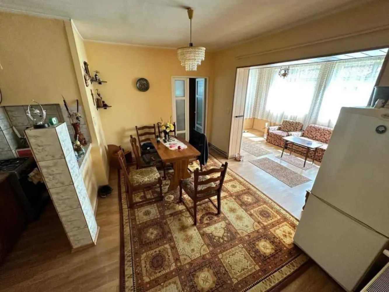 BRASADAS vinde Casa P+Et+M 241mp -zona TITULESCU. - Agenția imobiliara BRASADAS vinde Casa P + Et + Zona Titulescu.

Parter : baie , 2 bucătări , hol , living , cameră , terasă , garaj , 
Geamuri termopane, microcentrala, parchet laminat, calorifere, instalații cupru, izolată exterior, acoperiș nou.

Et : 2 bai , hol , 3 camere 

Mansardă : open space 

Construcție: CARAMIDA 
Suprafața teren: 241 mp.
Acces auto / garaj.

Pentru mai multe oferte accesați www.brasadas.com.