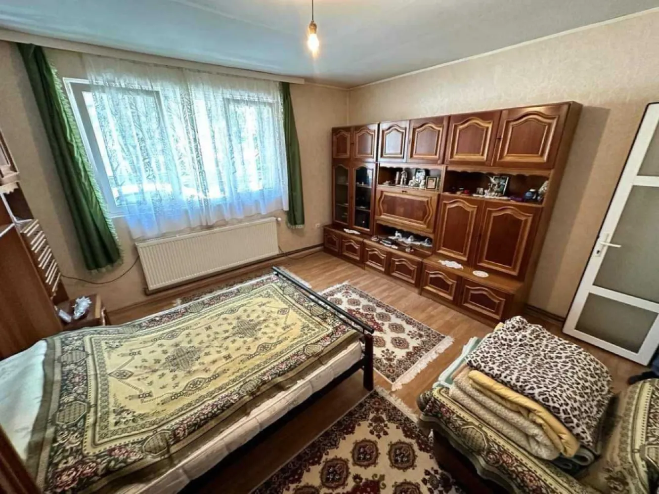 BRASADAS vinde Casa P+Et+M 241mp -zona TITULESCU. - Agenția imobiliara BRASADAS vinde Casa P + Et + Zona Titulescu.

Parter : baie , 2 bucătări , hol , living , cameră , terasă , garaj , 
Geamuri termopane, microcentrala, parchet laminat, calorifere, instalații cupru, izolată exterior, acoperiș nou.

Et : 2 bai , hol , 3 camere 

Mansardă : open space 

Construcție: CARAMIDA 
Suprafața teren: 241 mp.
Acces auto / garaj.

Pentru mai multe oferte accesați www.brasadas.com.