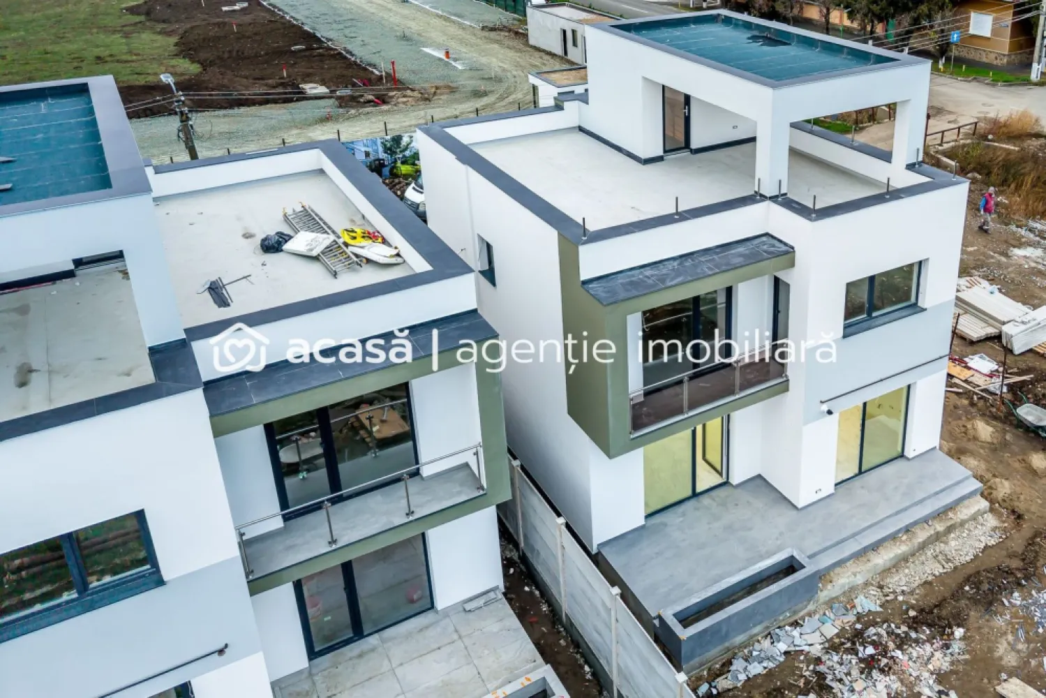 Vilă nouă cu terasă panoramică – design premium, 4 dormitoare, în Gai - Vă propunem spre achiziție o casă modernă, finalizată în 2025, ideală pentru o familie care își dorește confort, funcționalitate și un stil de viață contemporan. Amplasată în cartierul Gai, într-o zonă în plină dezvoltare, proprietatea se remarcă prin arhitectura sa modernă și prin facilitățile premium pe care le oferă.

Preț: 260.000 € (TVA inclus) | COMISION 0%
Contact: Sebastian Nica – 0722 252 639

Detalii proprietate:
Suprafață teren: 222 mp
Configurație: 5 camere
Dormitoare: 4
Băi: 3
An construcție: 2025 (casă nouă, neutilizată)
Terasa circulabilă tip rooftop – ideală pentru relaxare, hobby-uri sau amenajări outdoor moderne
Curte cu întreținere ușoară, perfectă pentru familii ocupate sau pentru amenajări personalizate

Dotări și beneficii:
Centrală proprie + încălzire în pardoseală pentru confort sporit
Compartimentare ergonomică, gândită pentru familii cu copii
Design modern, linii curate și finisaje contemporane
Zonă în expansiune, cu imobile noi în vecinătate – fără case vechi
Ideală atât pentru locuință personală, cât și pentru investiție pe termen lung
Acces rapid către principalele zone ale orașului

Pentru detalii și vizionare:
Sebastian Nica – 0722 252 639

Nu dispui de toată suma? Te ajutăm noi gratuit! Îți obținem oferte de la 16 bănci.

Ai o proprietate de vânzare în Arad și vrei să știi cât valorează cu adevărat?
Sună-mă pentru o evaluare gratuită, fără obligații.

Birou: ACASĂ | Agenție imobiliară Arad
Bulevardul Decebal 2, Arad 310133